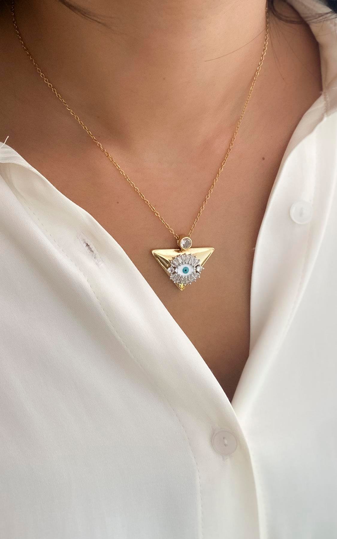 Üçgen Plaka Üzeri Göz ve Baget Taşlı Gold Çelik kolye