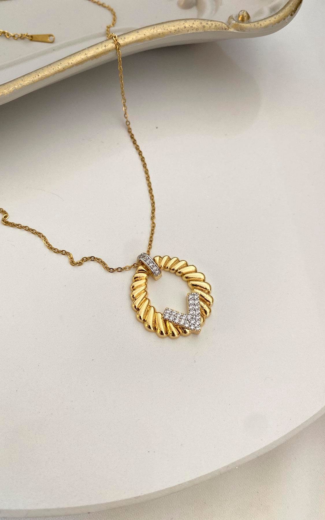 V Detay Zirkon Taşlı Gold Çelik Kolye