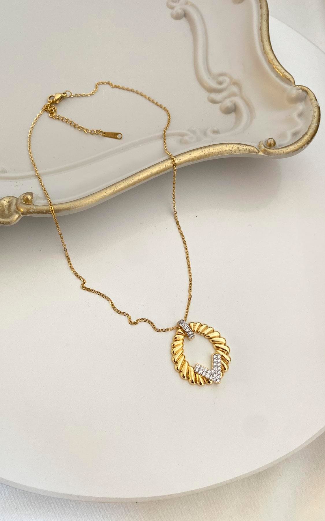 V Detay Zirkon Taşlı Gold Çelik Kolye