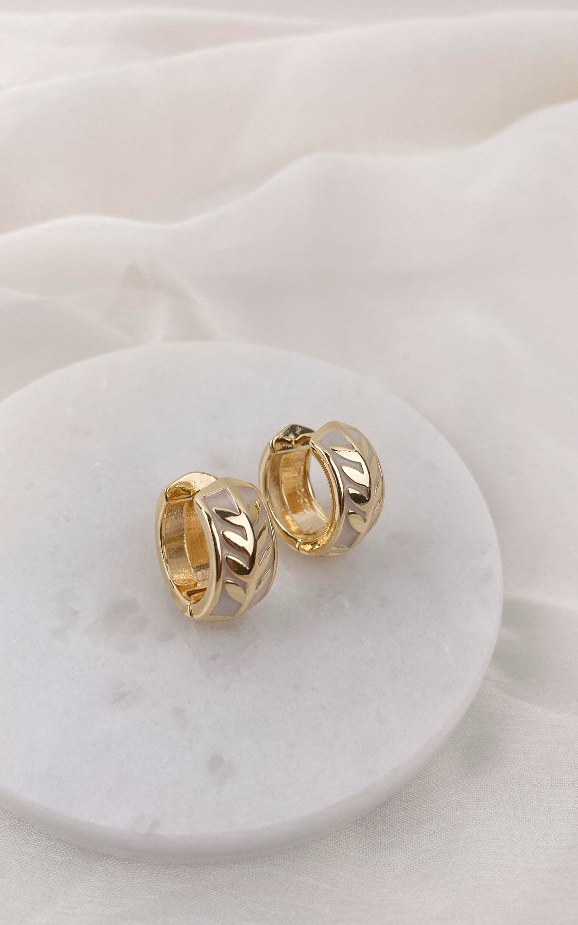 Yaprak Desenli Beyaz Gold Halka Küpe