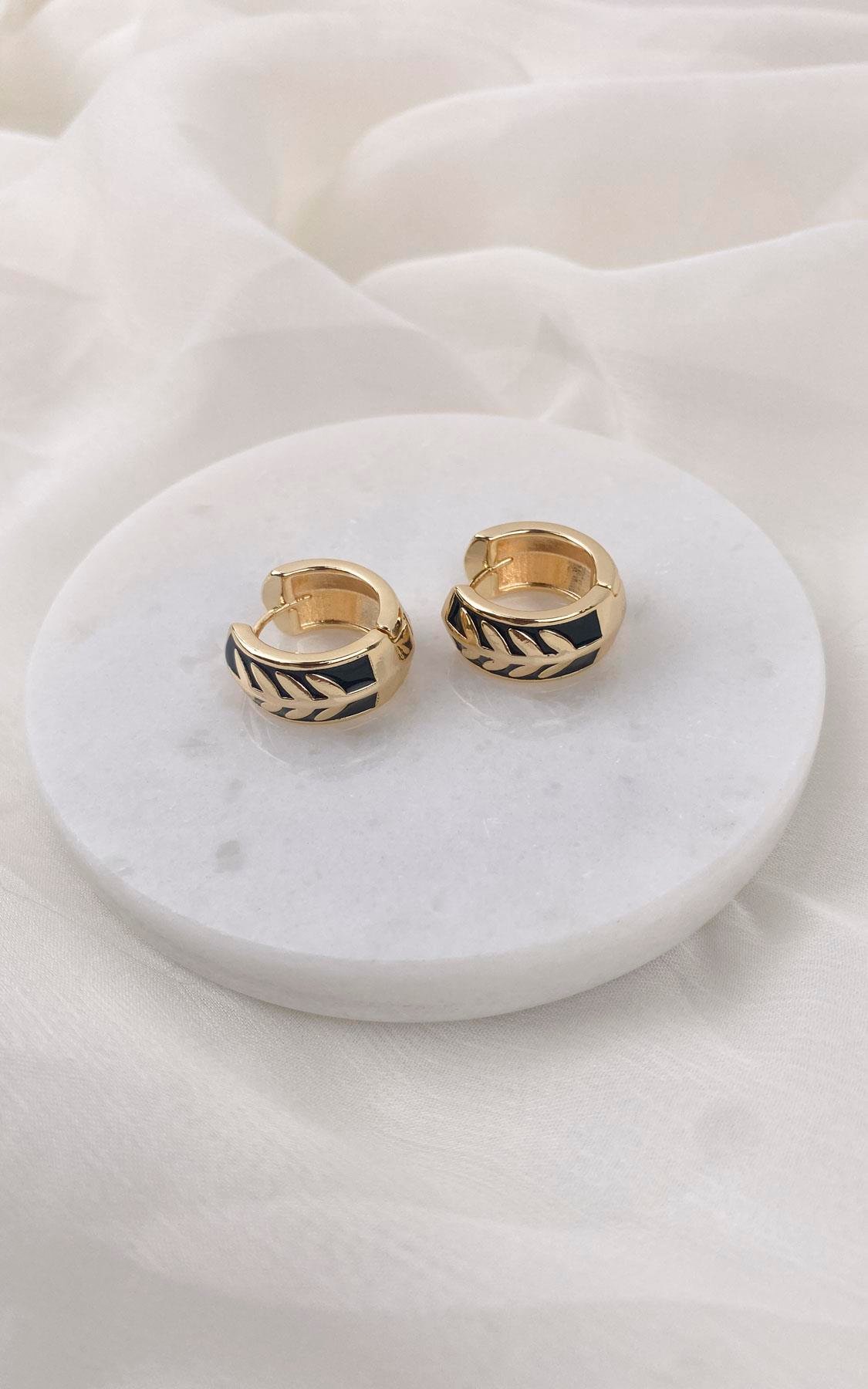 Yaprak Desenli Siyah Gold Halka Küpe