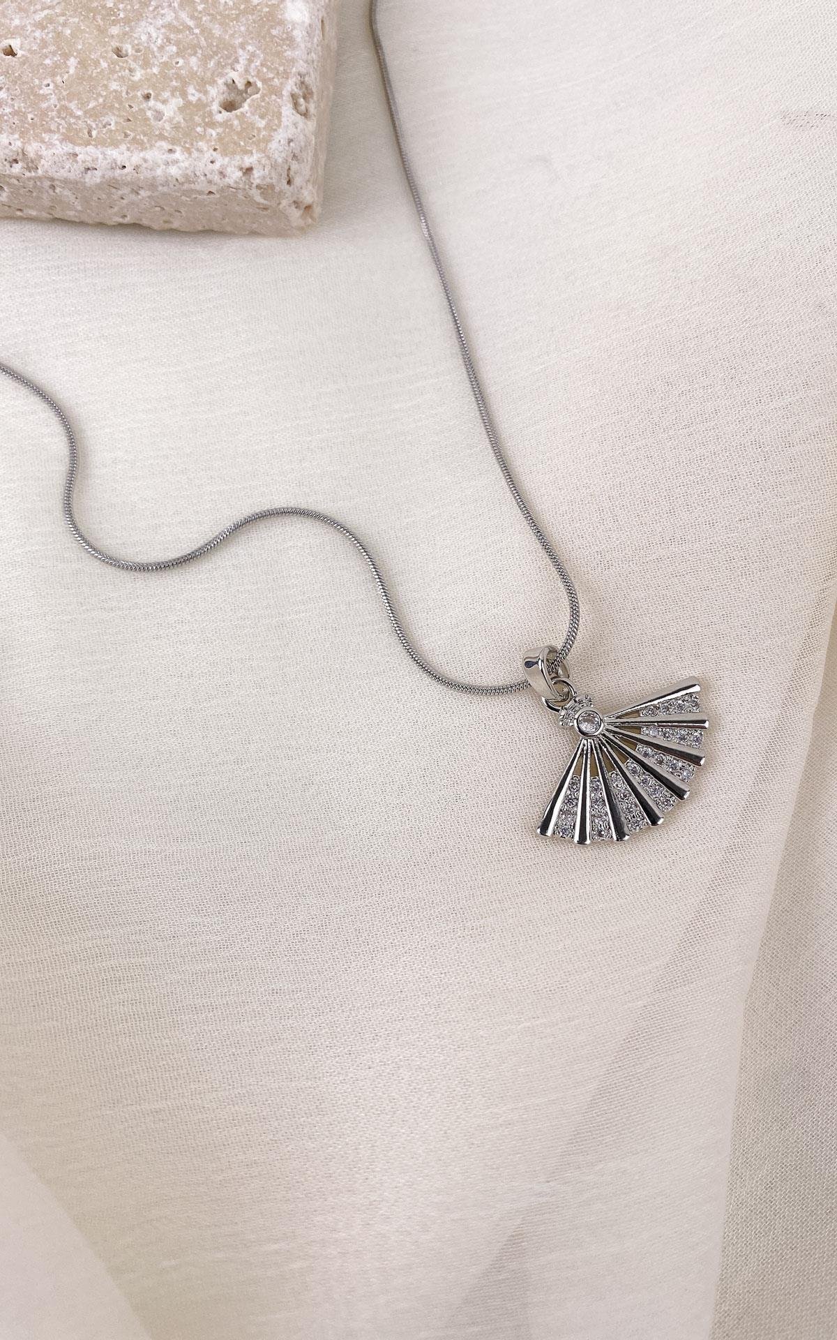 Yelpaze Figürlü Gümüş Çelik Kolye