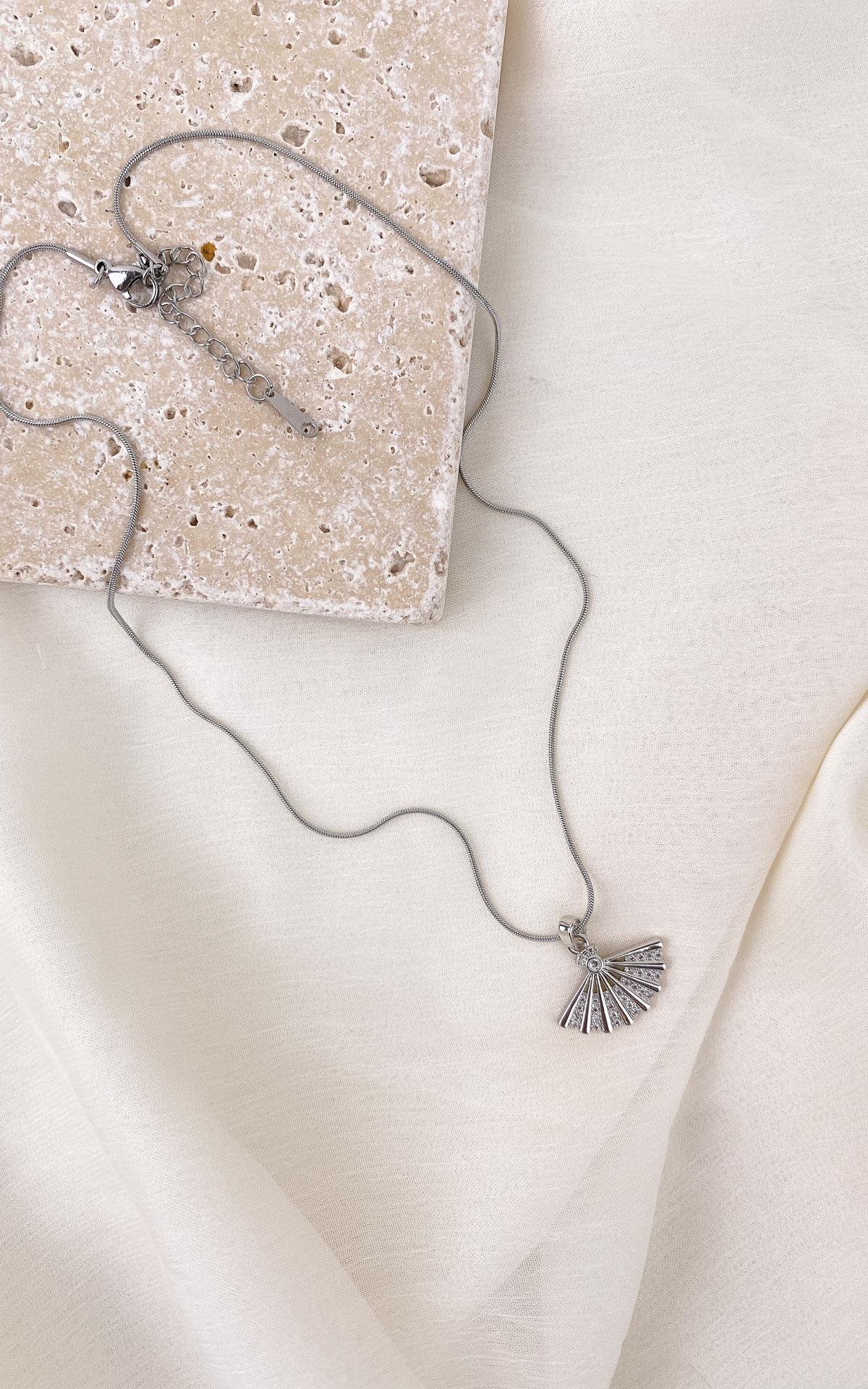 Yelpaze Figürlü Gümüş Çelik Kolye