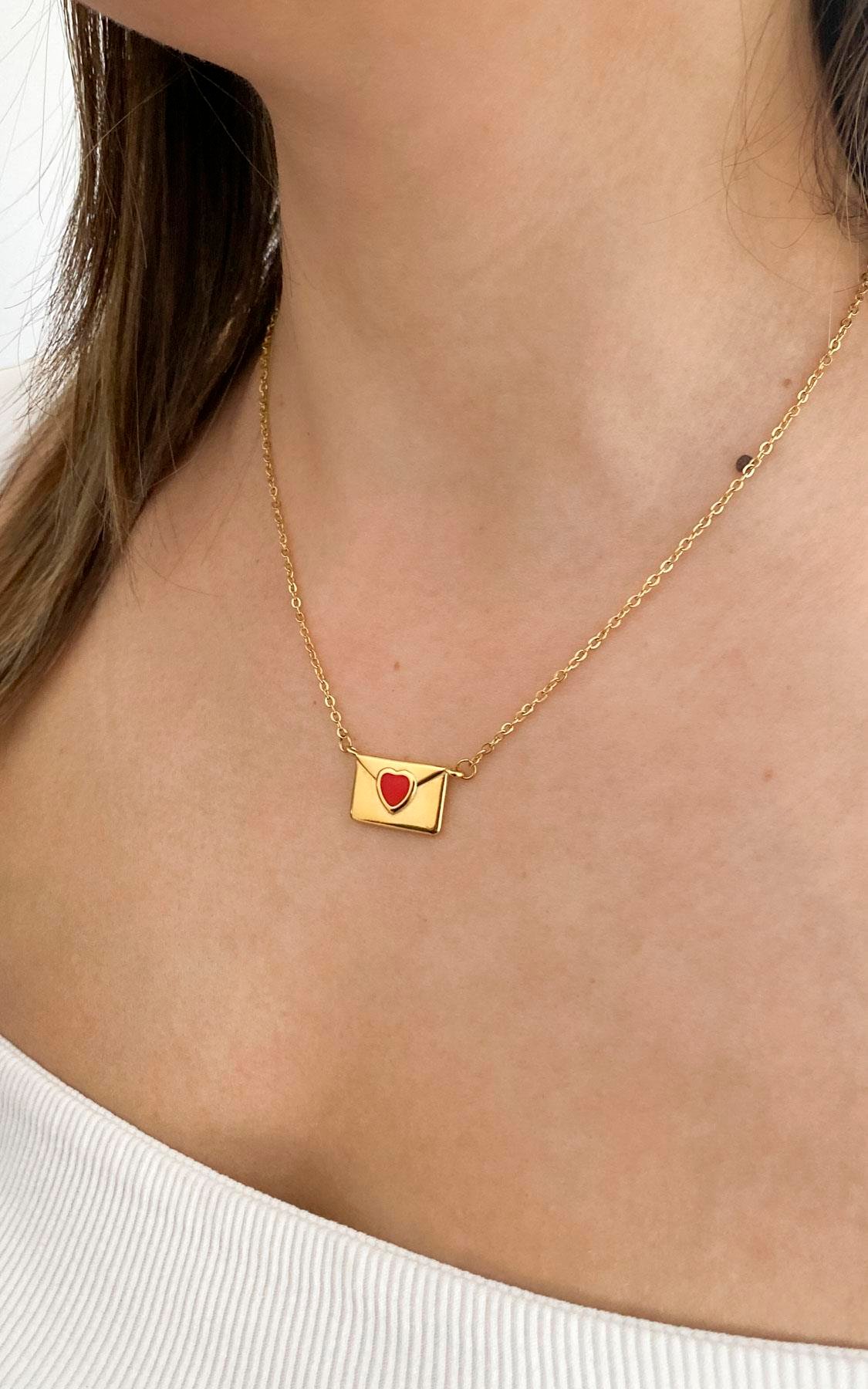 Zarf Figürlü Kalp Detaylı Gold Çelik Kolye