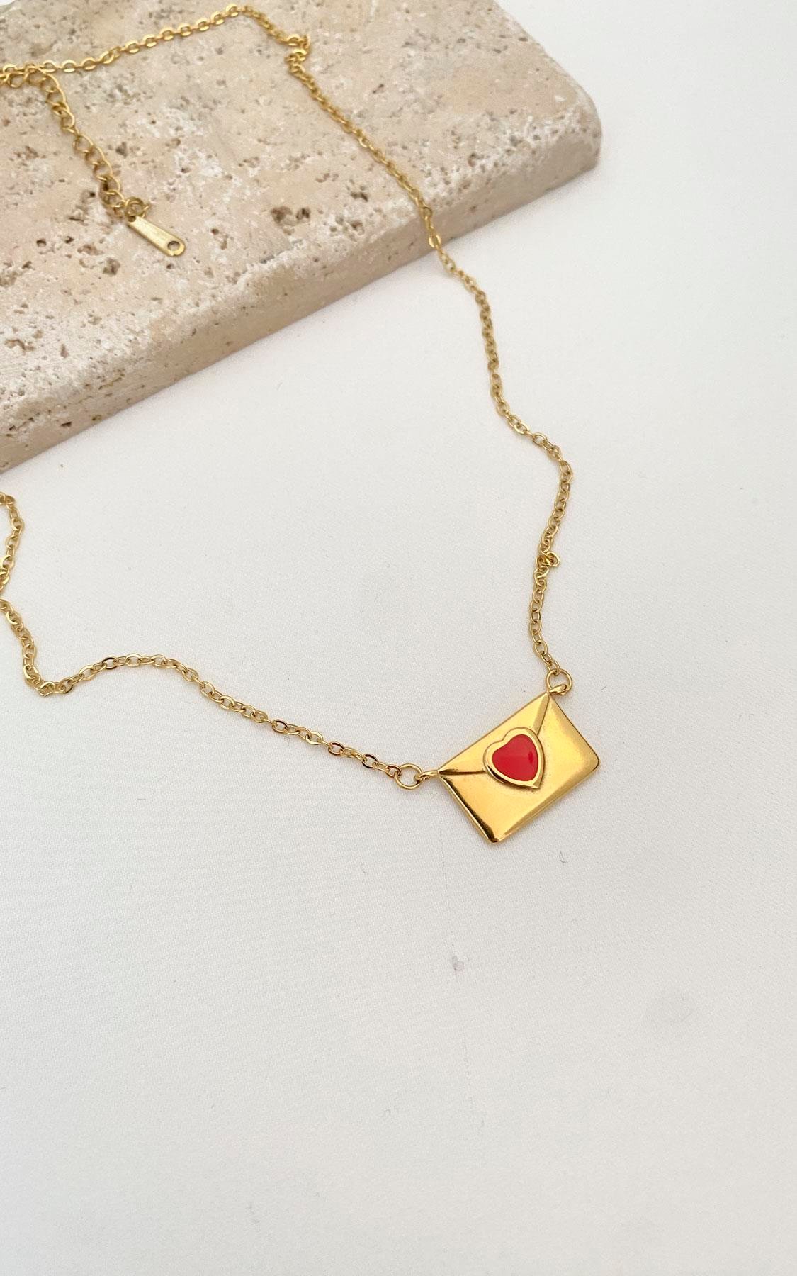 Zarf Figürlü Kalp Detaylı Gold Çelik Kolye