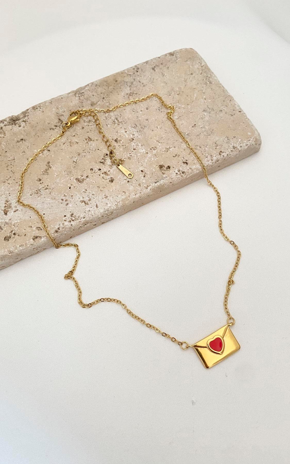 Zarf Figürlü Kalp Detaylı Gold Çelik Kolye