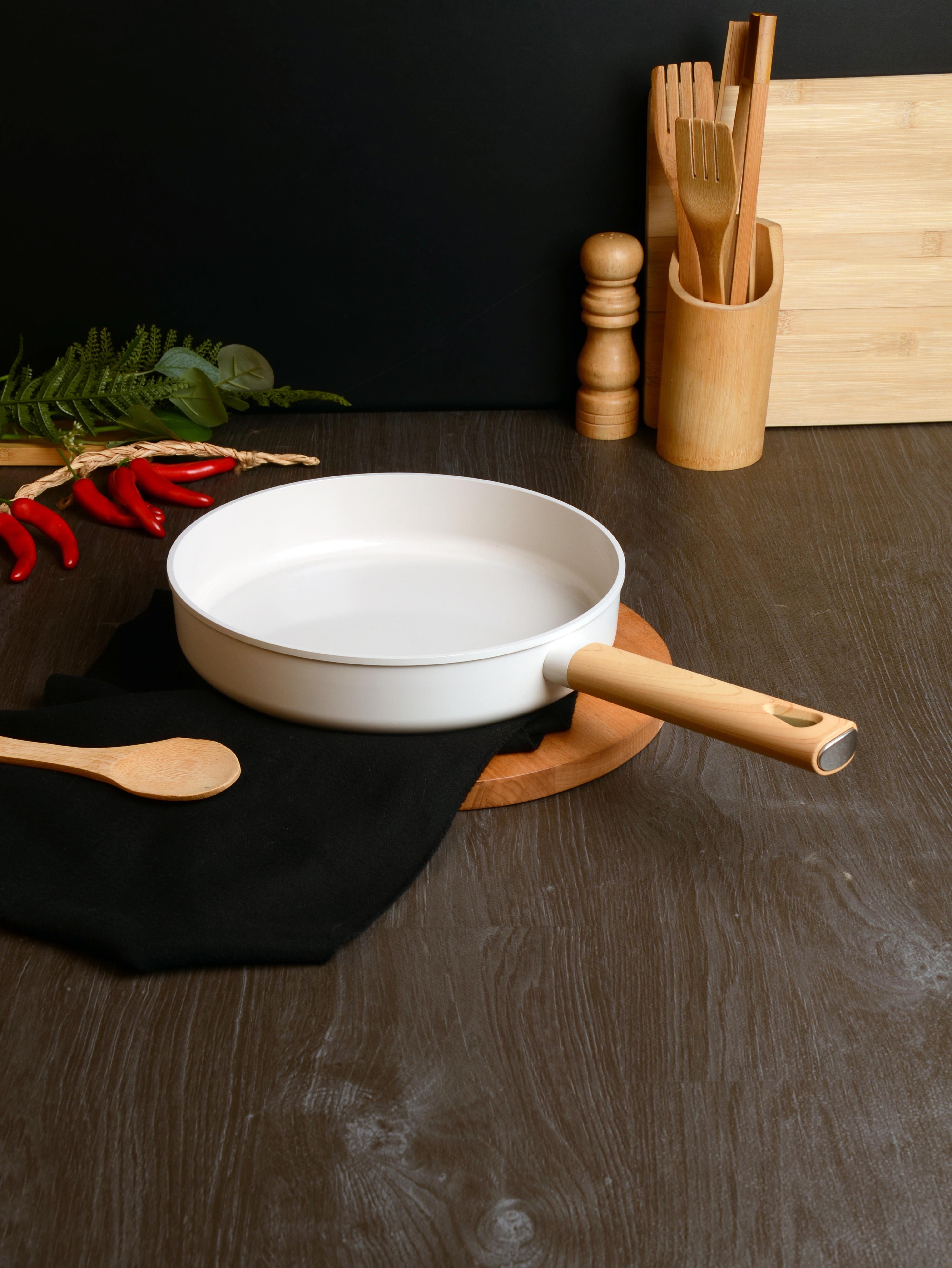 BELARİVA-24 CM BEYAZ AHŞAP SAPLI TAVA