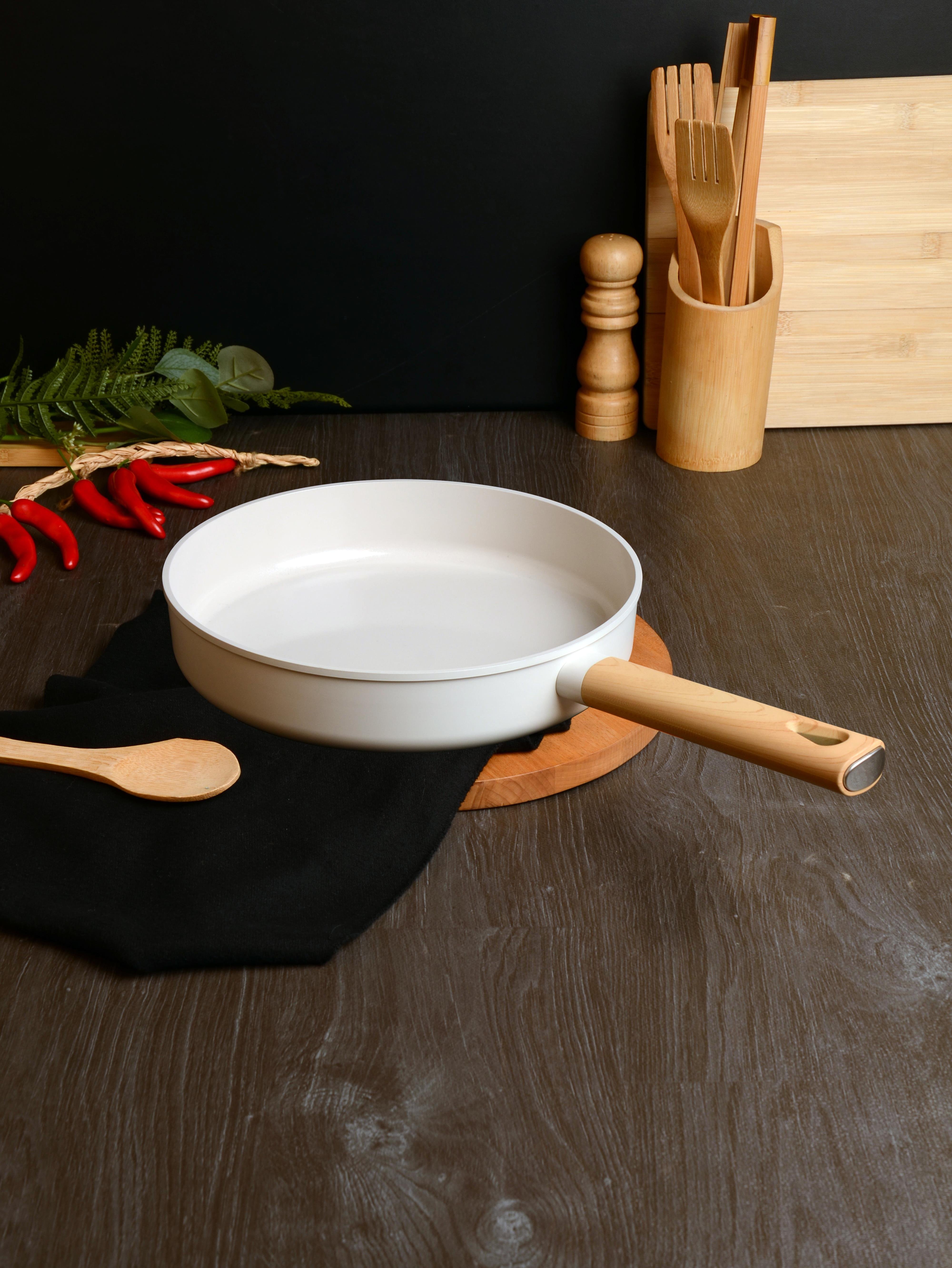 BELARİVA-26 CM BEYAZ AHŞAP SAPLI TAVA