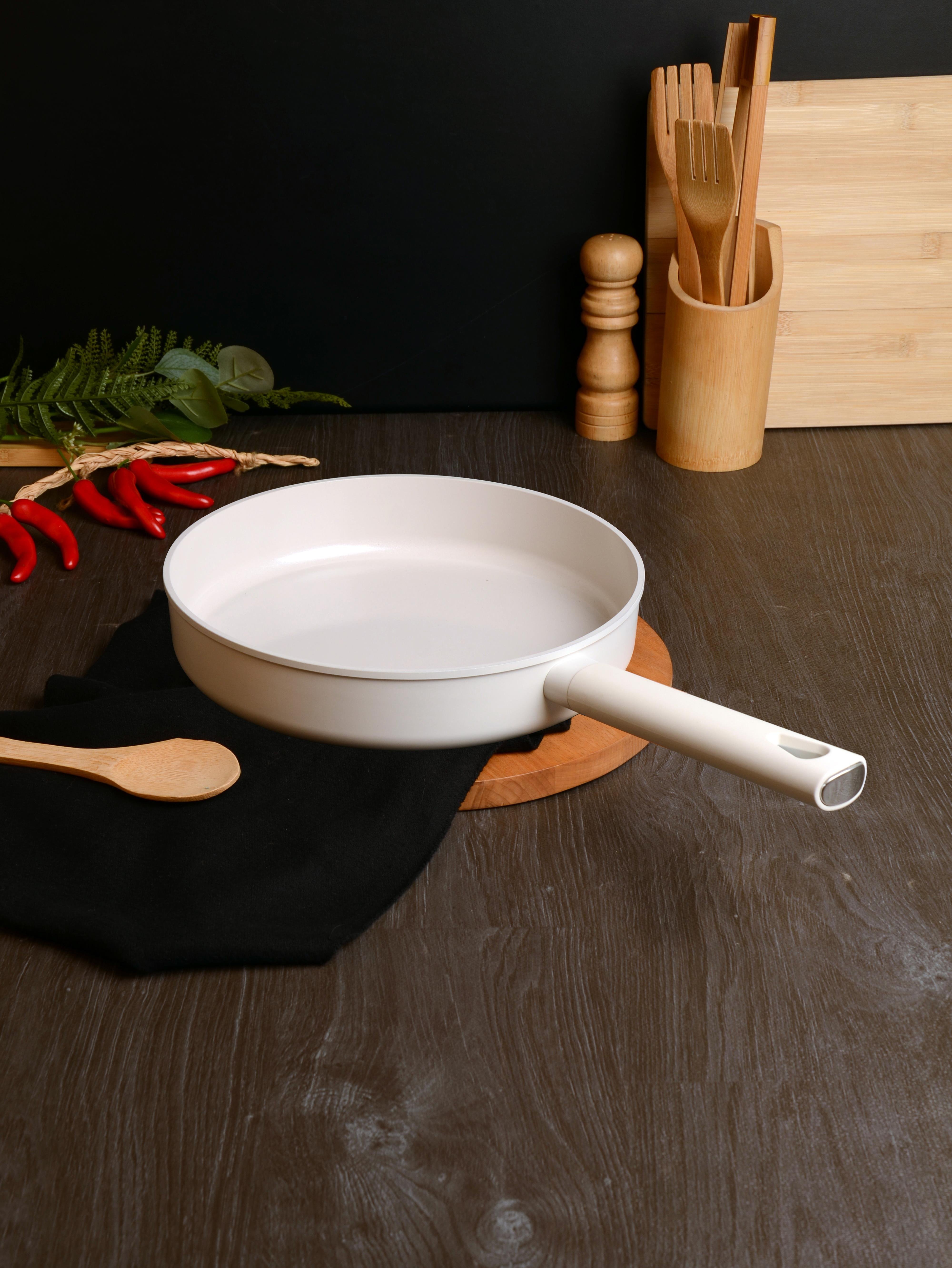 BELARİVA-26 CM BEYAZ SİLİKON SAPLI TAVA