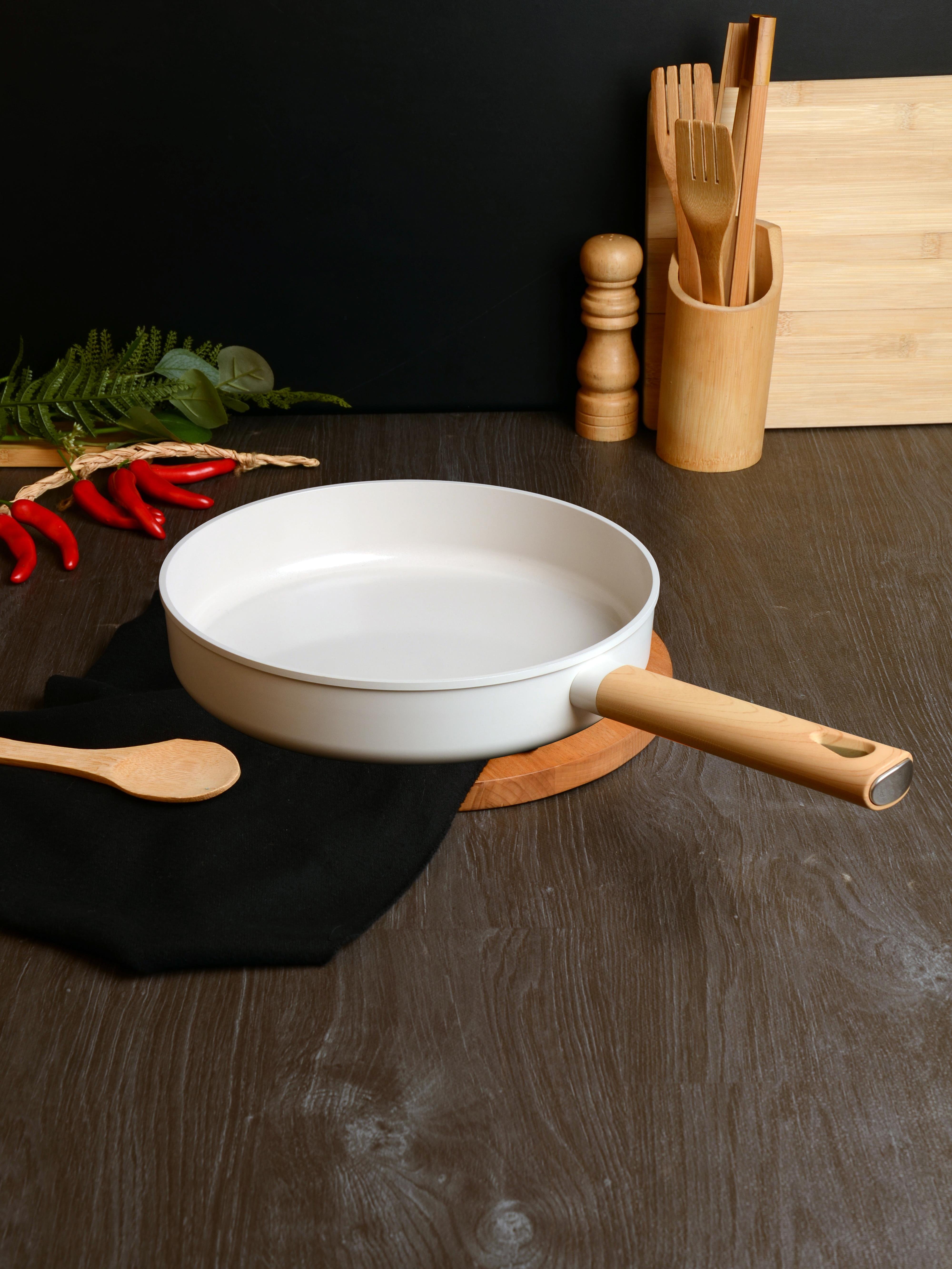 BELARİVA-28 CM BEYAZ AHŞAP SAPLI TAVA