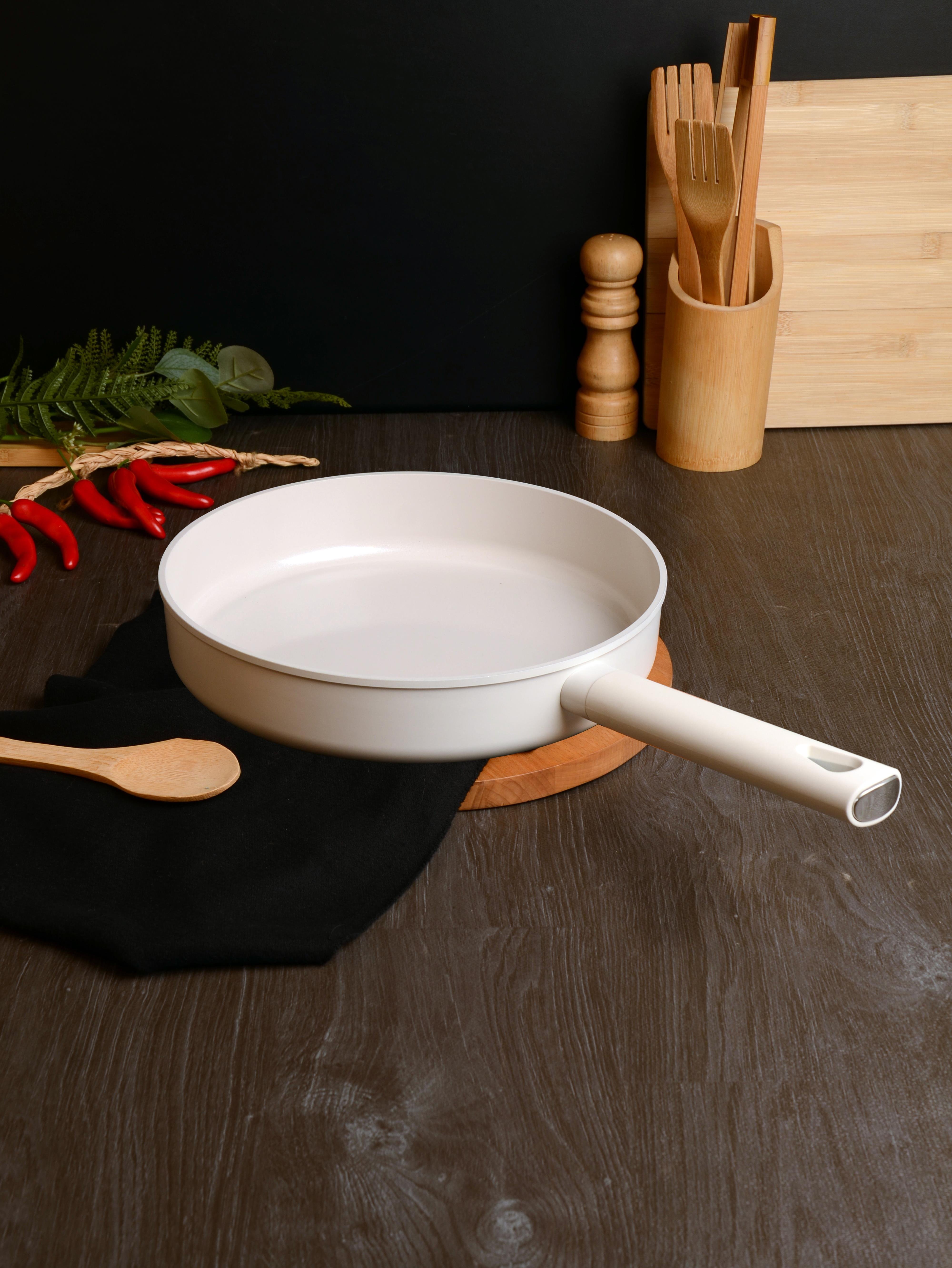 BELARİVA-28 CM BEYAZ SİLİKON SAPLI TAVA