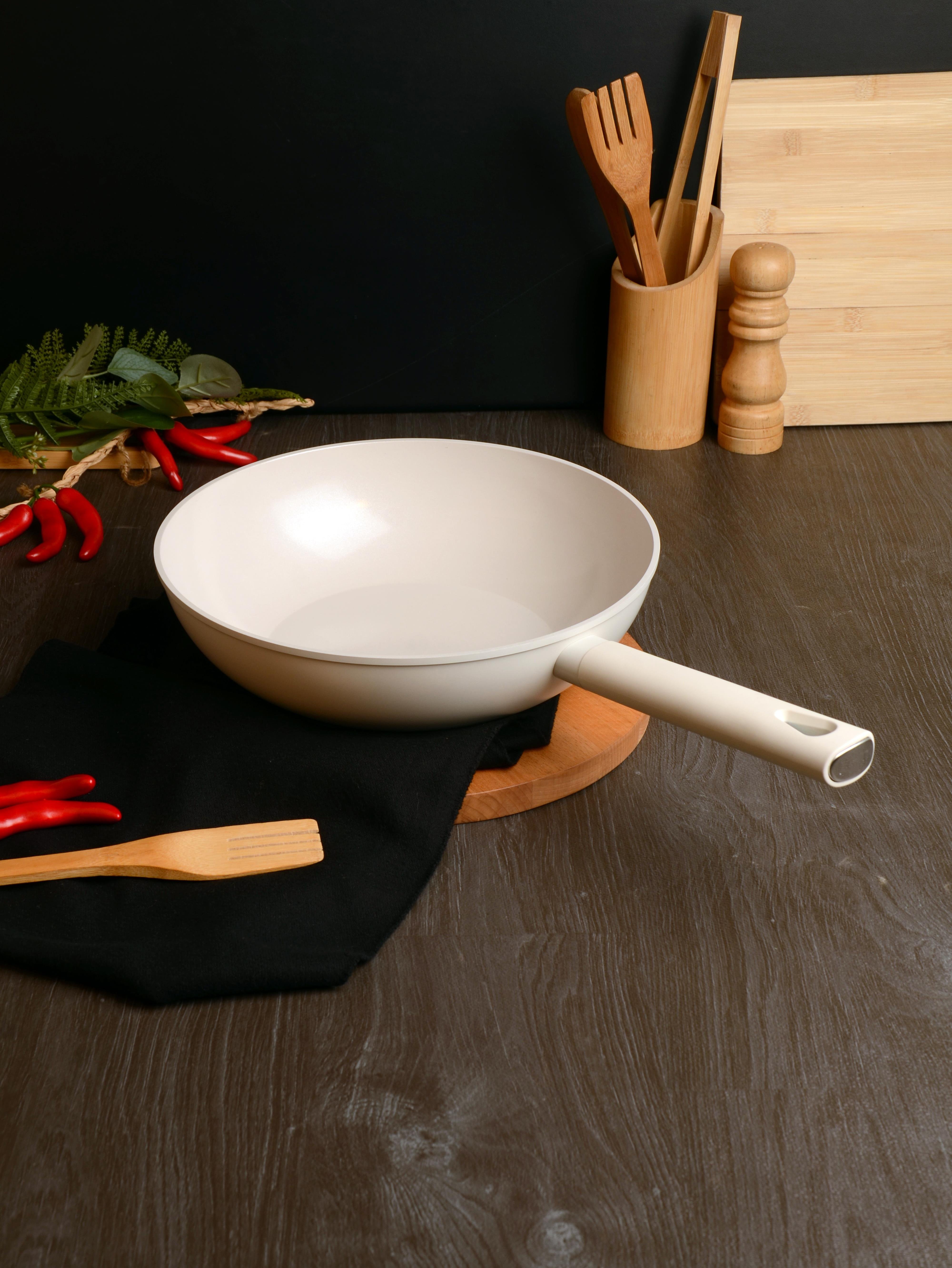 BELARİVA-28 CM BEYAZ SİLİKON SAPLI WOK TAVA