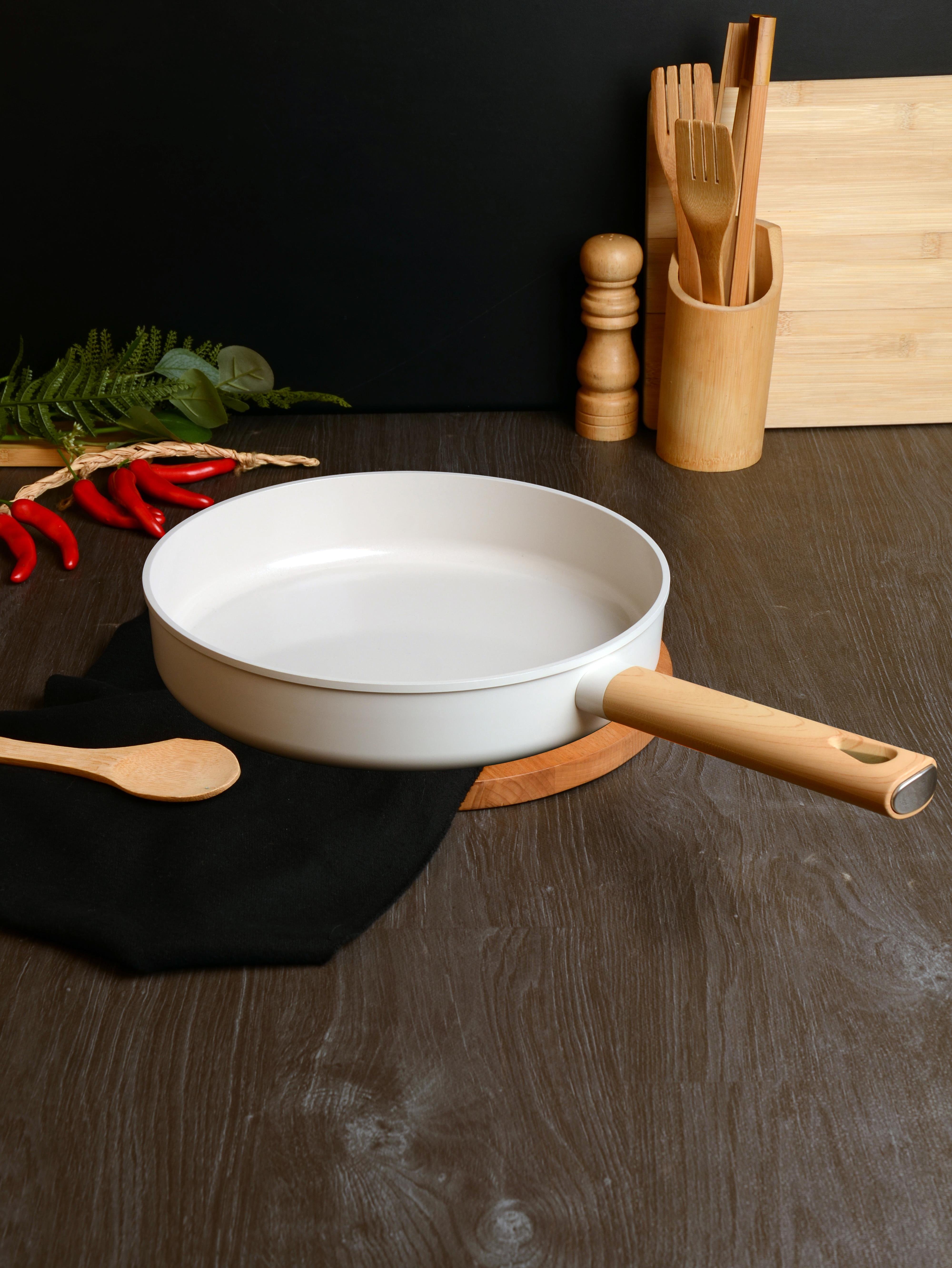 BELARİVA-30 CM BEYAZ AHŞAP SAPLI TAVA