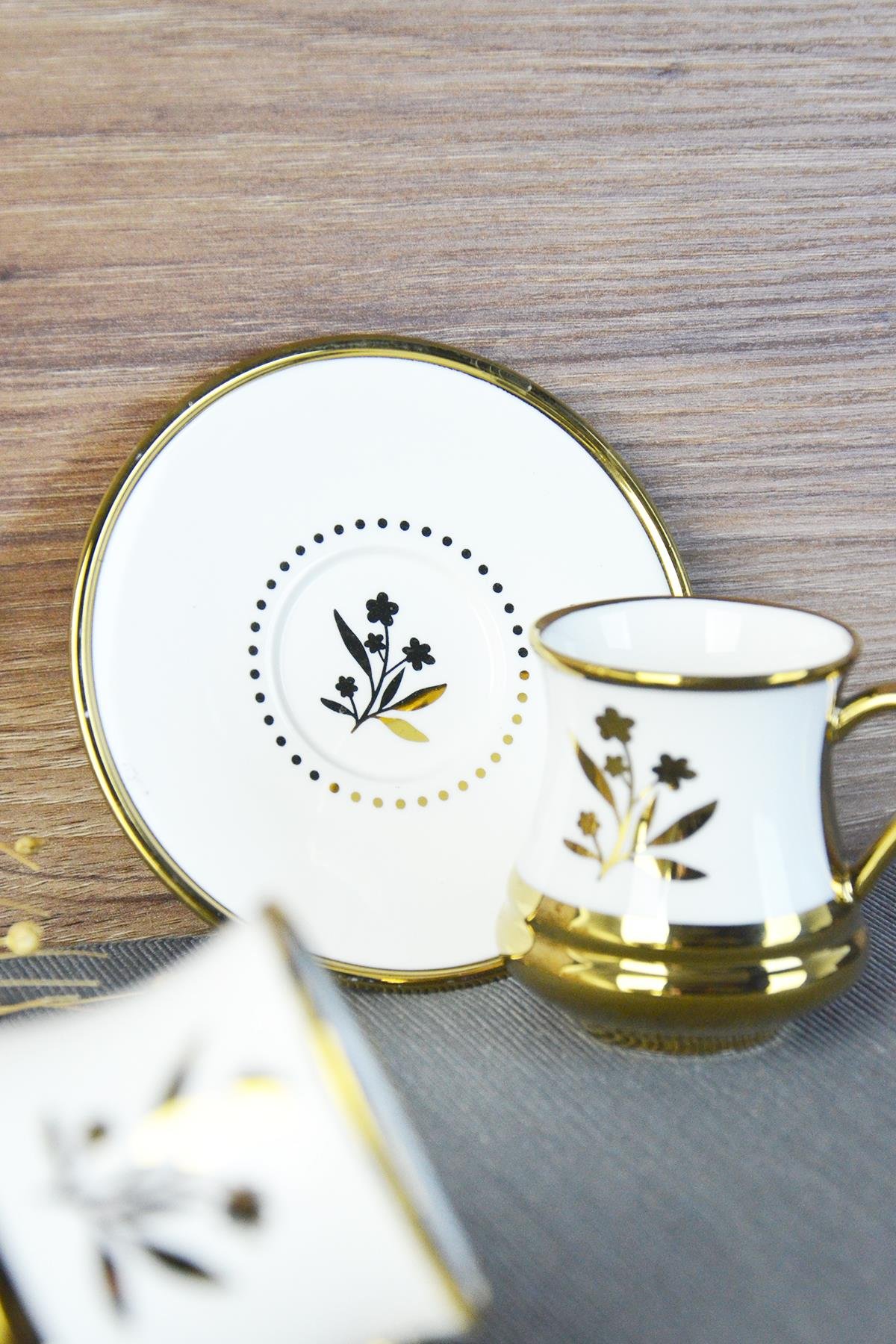 PAÇİ-REGİNA AYAKLI BEYAZ YALDIZLI ÇİÇEKLİ KAHVE FİNCANI