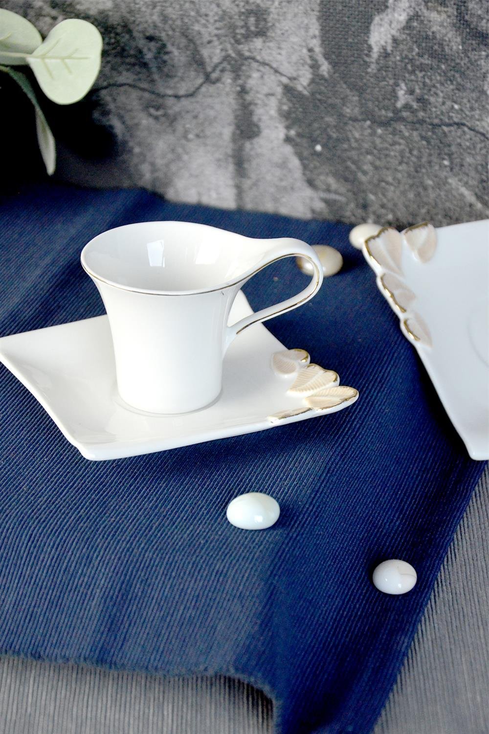 PAÇİ-RENKLİ FİGÜRLÜ KAHVE FİNCANI