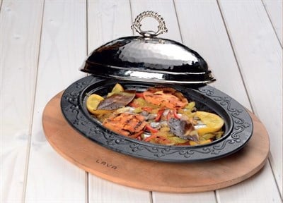 Lava Döküm   Oval Döner, Kebap Tabağı ve bakır dövme kapağı, ahşap altlıklı. Ölçü 28x20cm.