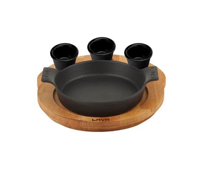 Lava Döküm   Yuvarlak Kulplu Tava ve Ahşap Altlıklı. Çap18cm. (Bu ürüne sos kapları dahil değildir)
