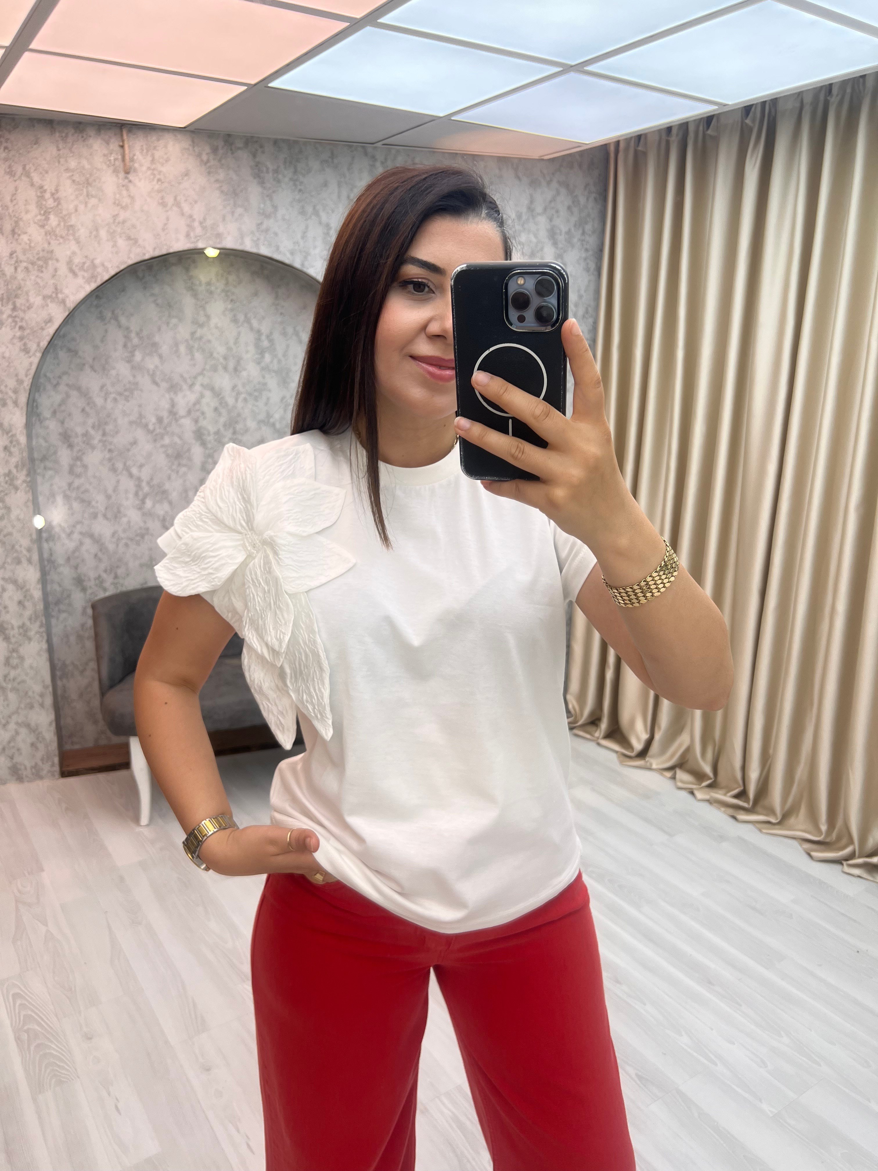 Çiçek Aksesuarlı Tişört Beyaz