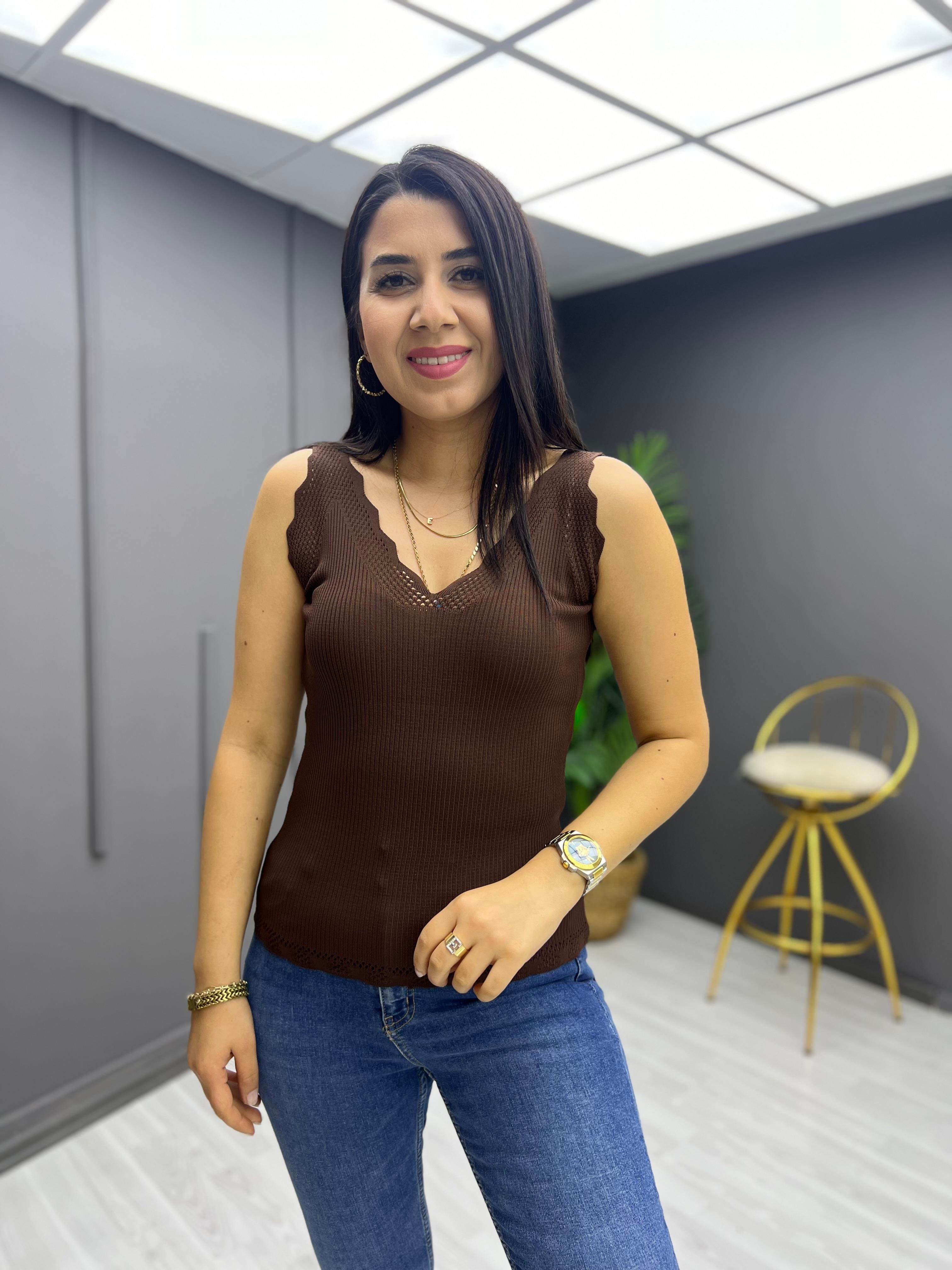 Merdiven Yaka Güpürlü Bluz Kahverengi