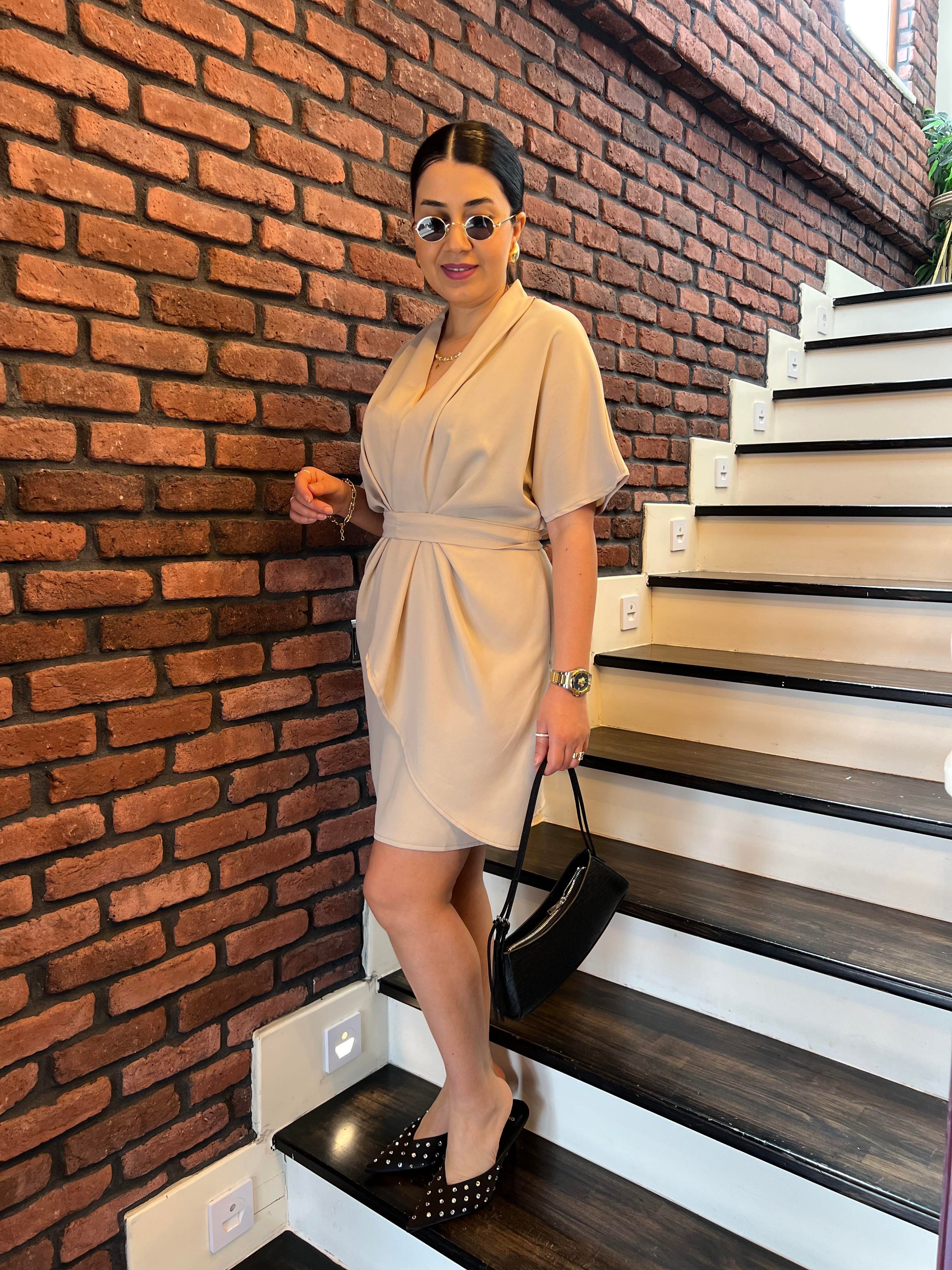 Premium Kruvaze Kemerli Kısa Elbise Krem
