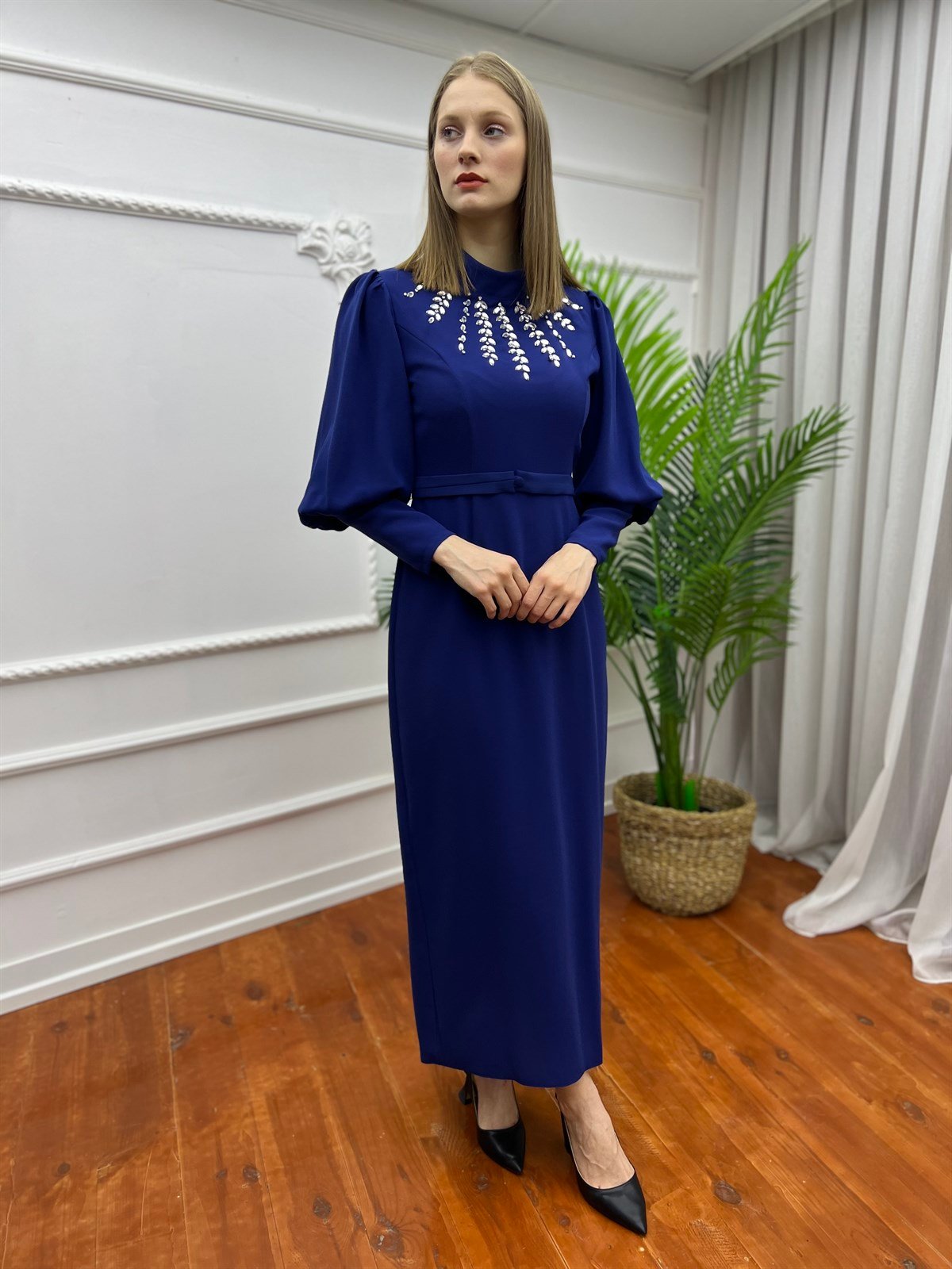Yakası Taşlı Elbise Saks