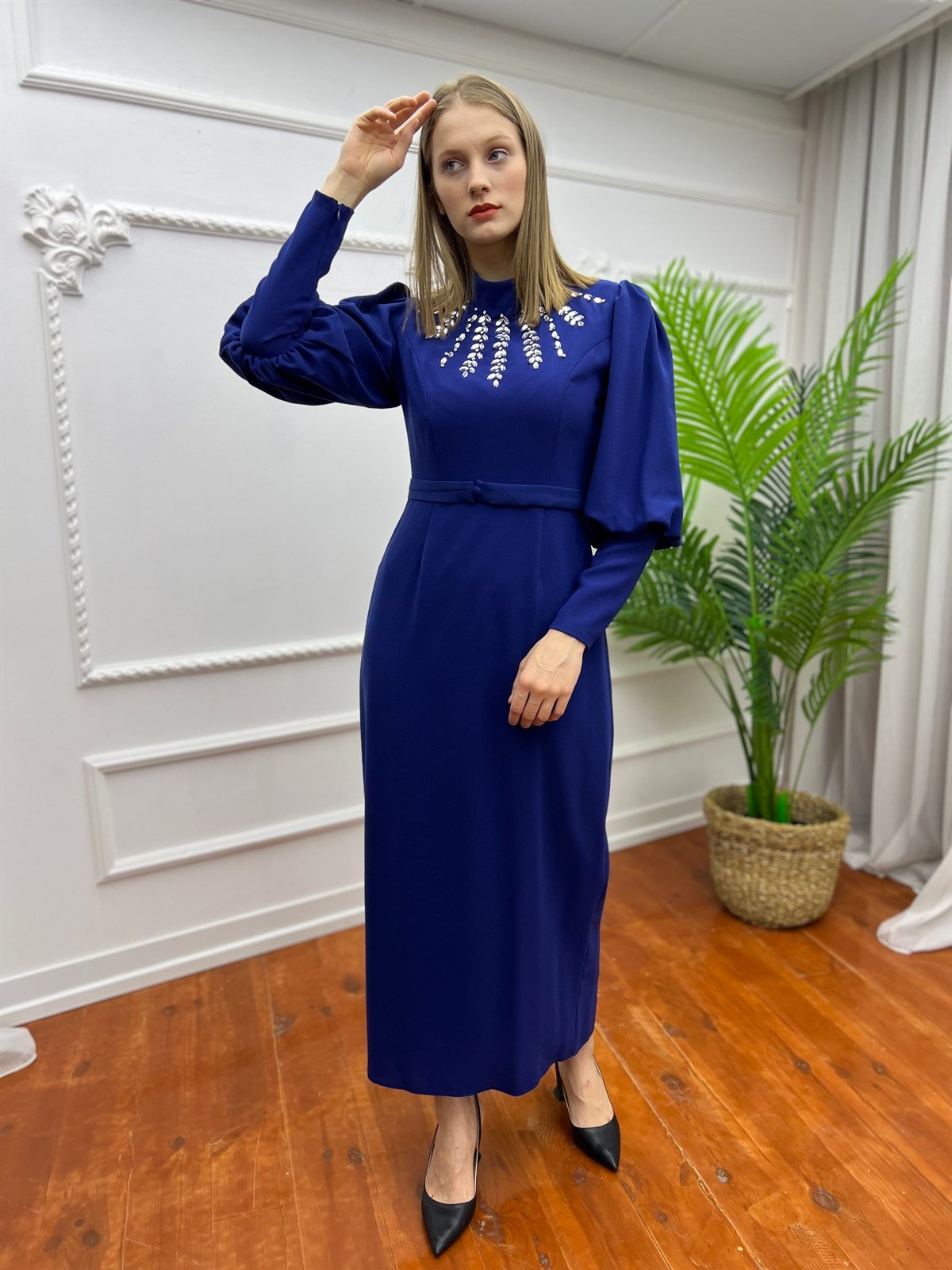 Yakası Taşlı Elbise Saks