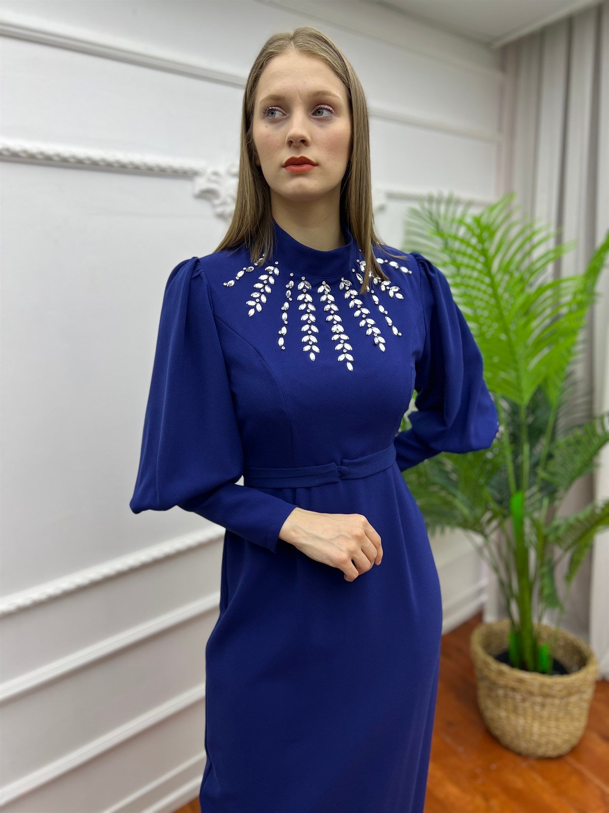 Yakası Taşlı Elbise Saks