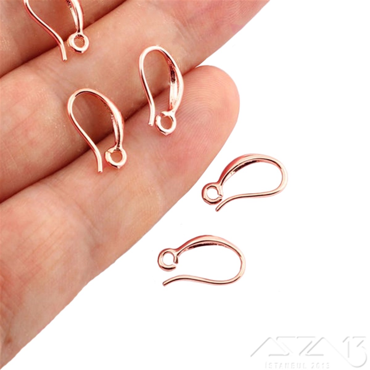 Küpe Kancası / Rose Altın renk, Yassı Çengel / 17 mm / 1 ÇiftKüpe MalzemeMarkasız06.Tm.61.Kn.28Küpe Kancası / Rose Altın renk, Yassı Çengel / 17 mm / 1 Çift