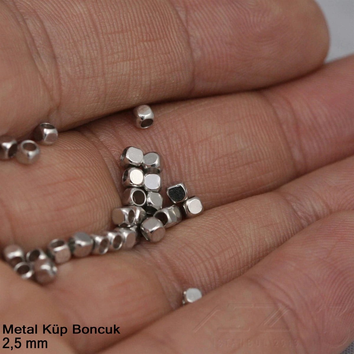 Metal Ara Malzeme / Metal Boncuk Malzeme / Yuvarlak Metal BoncukMetal Boncuk MalzemeMarkasız06.Tm.Mm.Bm.47Metal Boncuk - Küp - 2,5 mm - Nikel Kaplama / 60 Adet