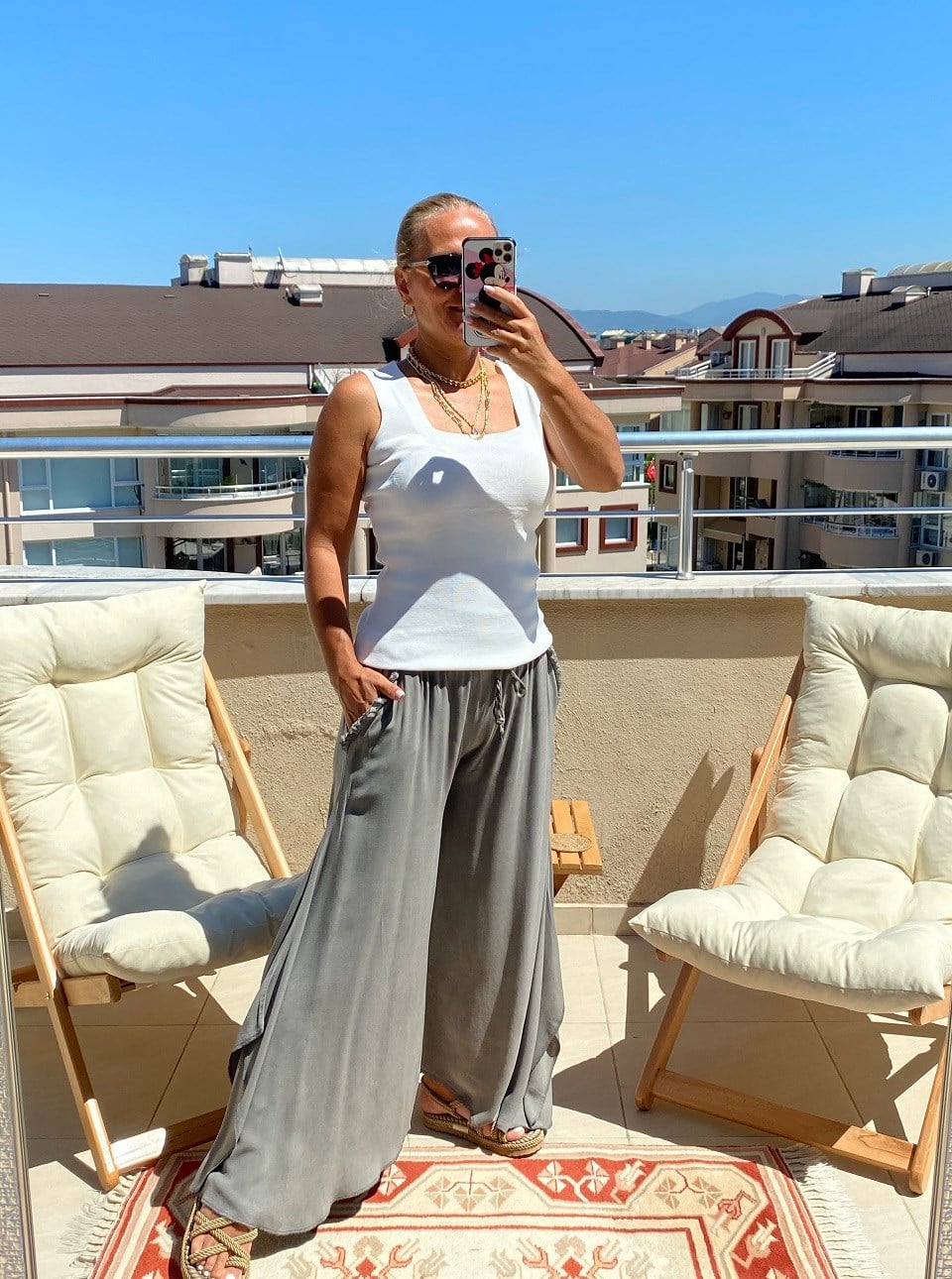 410555 YÜKSEK BEL YANLARI YIRTMAÇLI FÜME PANTALON 