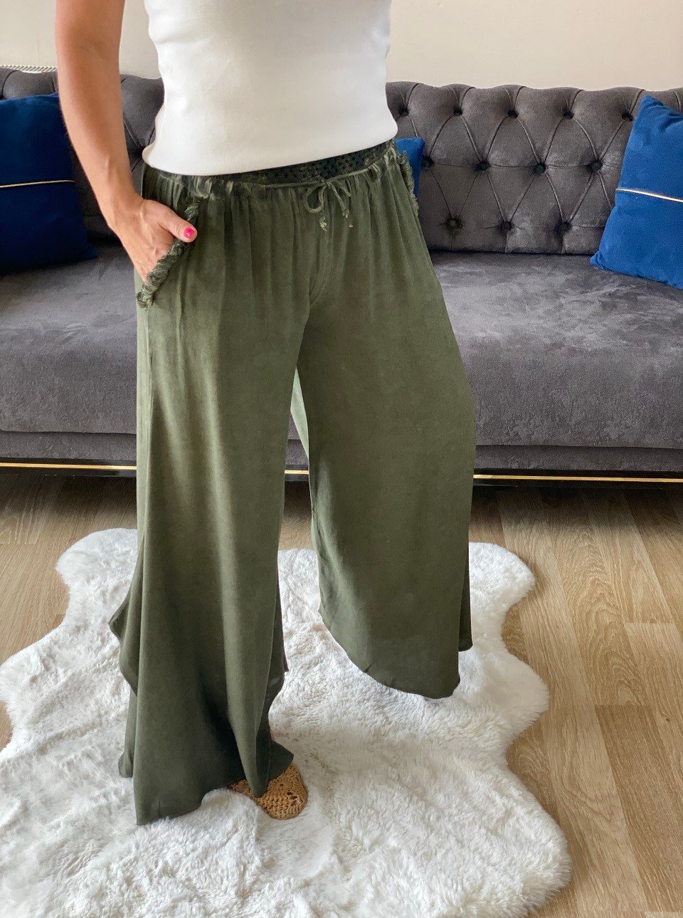 410558 YÜKSEK BEL YANLARI YIRTMAÇLI HAKİ PANTALON 
