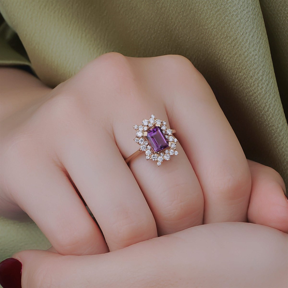 1,68 KARAT FANTEZİ YÜZÜK