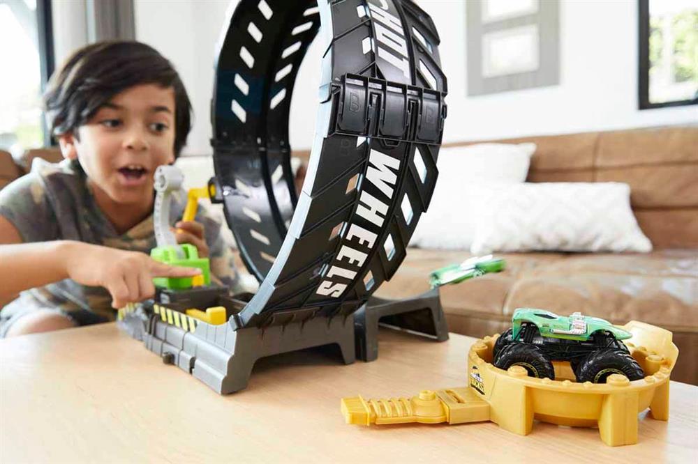 Hot Wheels Monster Trucks Çemberde Yarış Seti HBH70