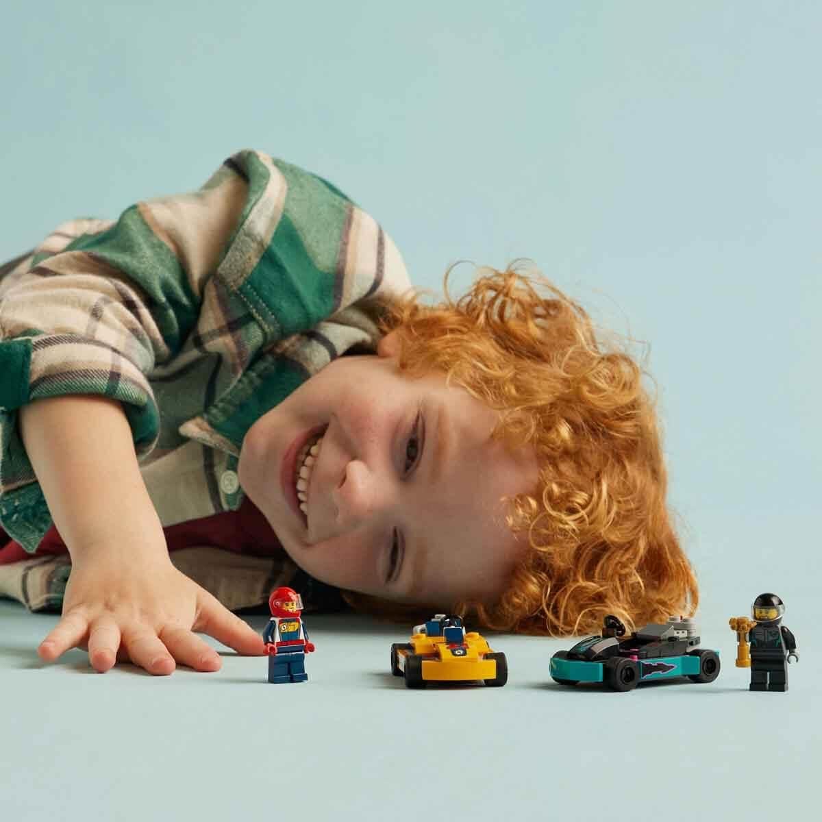 Lego City Go-Kartlar ve Yarış Sürücüleri 60400 - 5 Yaş ve Üzeri için Yarışçı Minifigürü İçeren Yaratıcı Oyuncak Yapım Seti 99 Parça