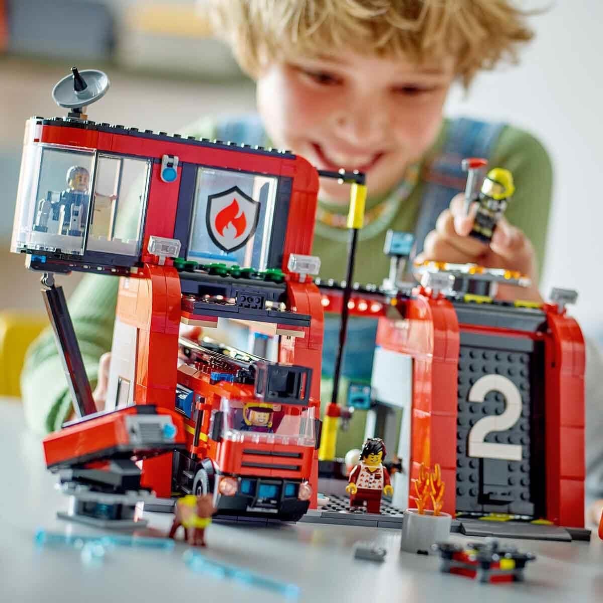 Lego City İtfaiye Kamyonlu İtfaiye Merkezi 60414 843 Parça