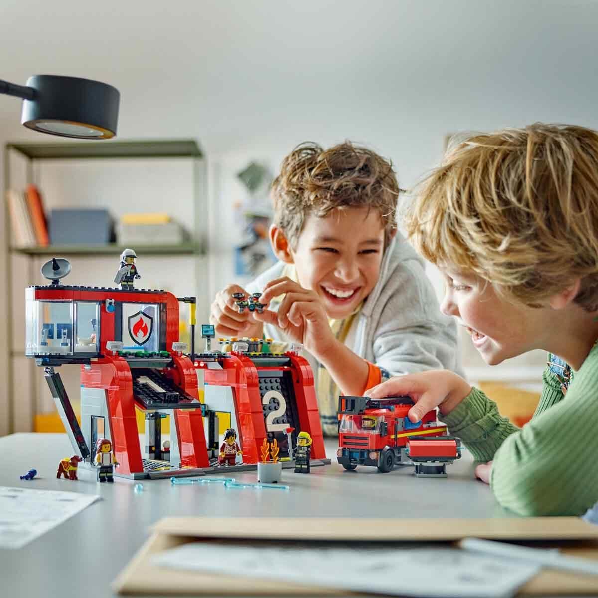 Lego City İtfaiye Kamyonlu İtfaiye Merkezi 60414 843 Parça