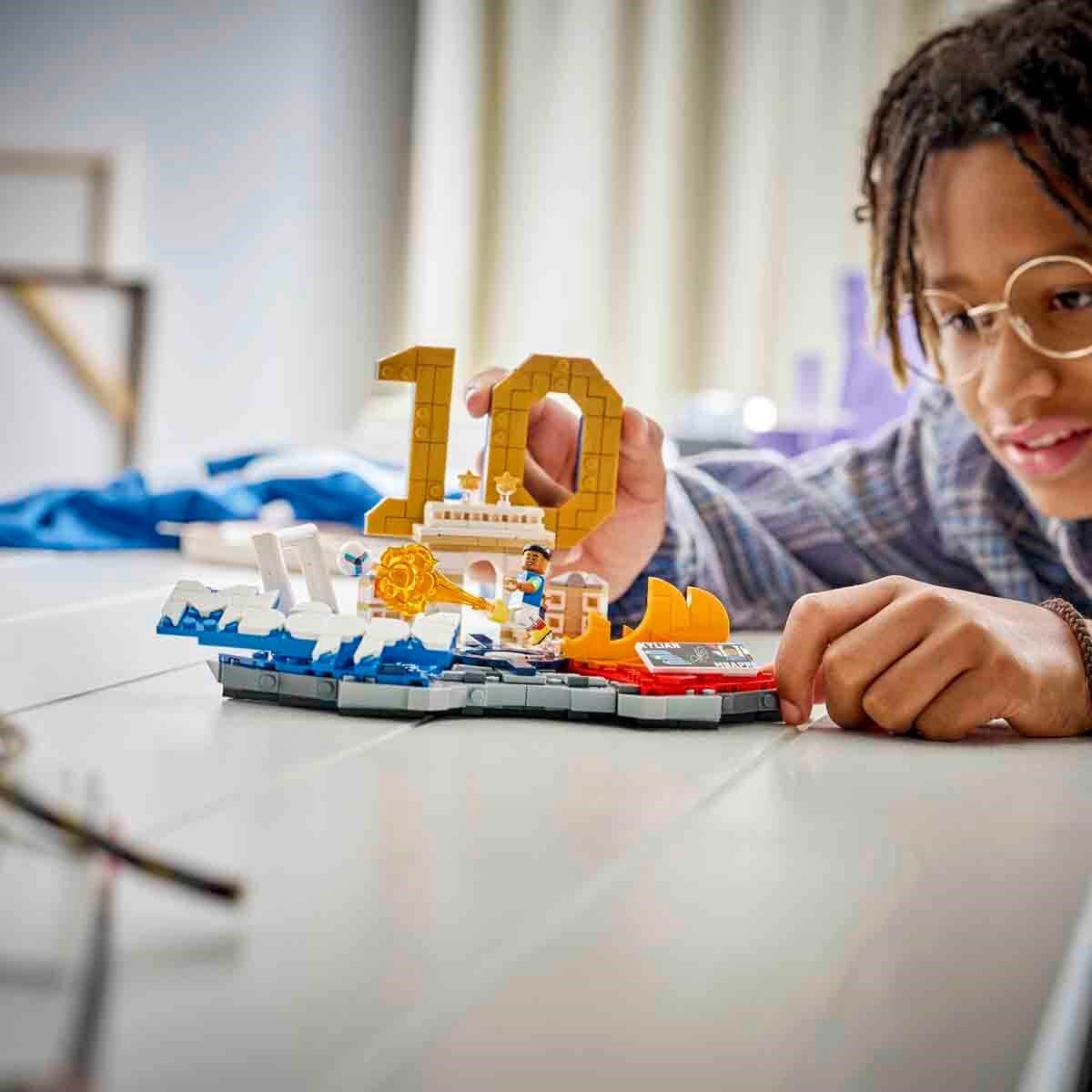 Lego Editions Kylian Mbappé – Unutulmaz Futbol Anları 43013 - 10 Yaş ve Üzeri Çocuklar için Dekoratif Futbol Modeli Yapım Seti (490 Parça)