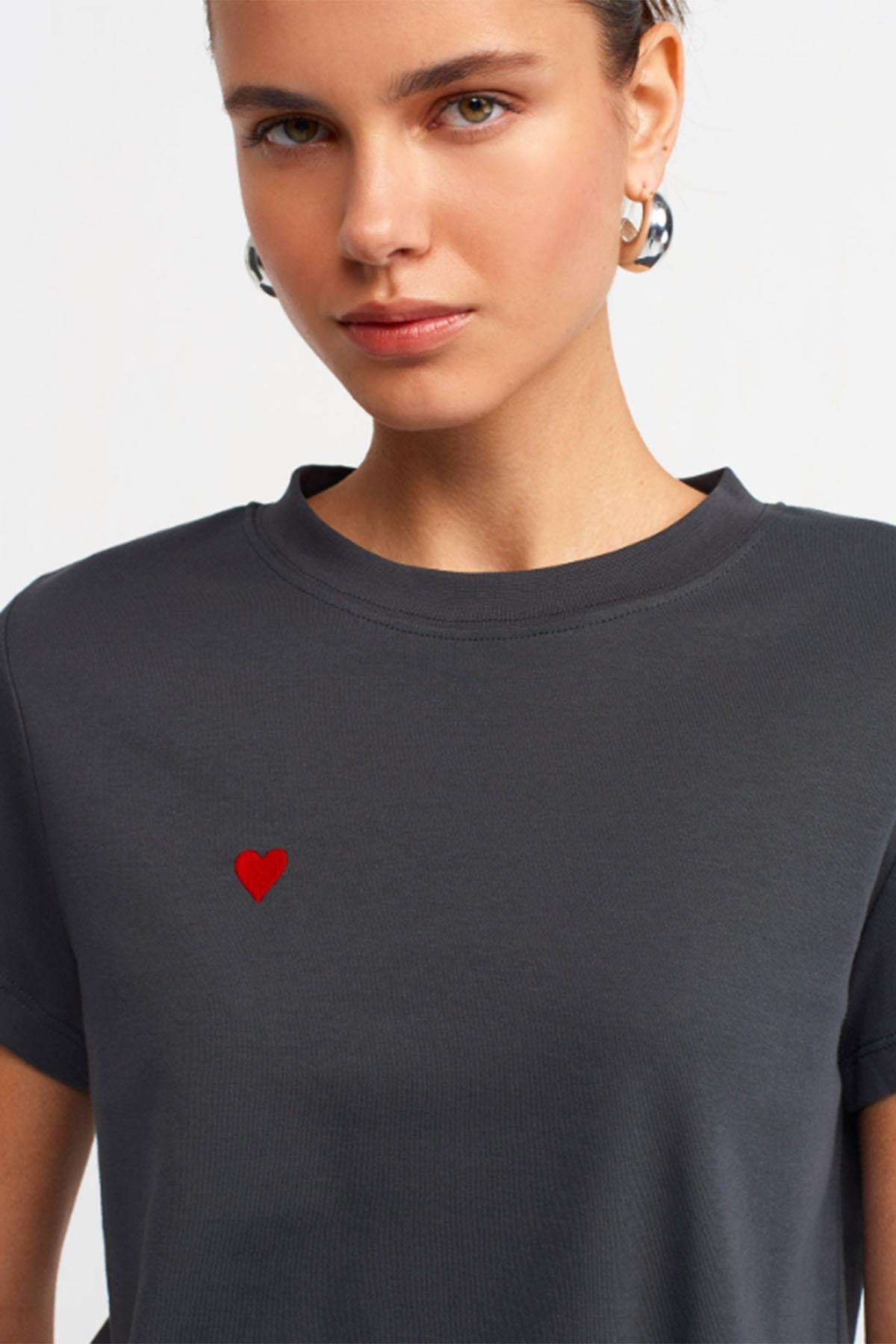 Kadın Kalp Nakışlı Bisiklet Yaka Pamuklu Tshirt - ANTRESİT