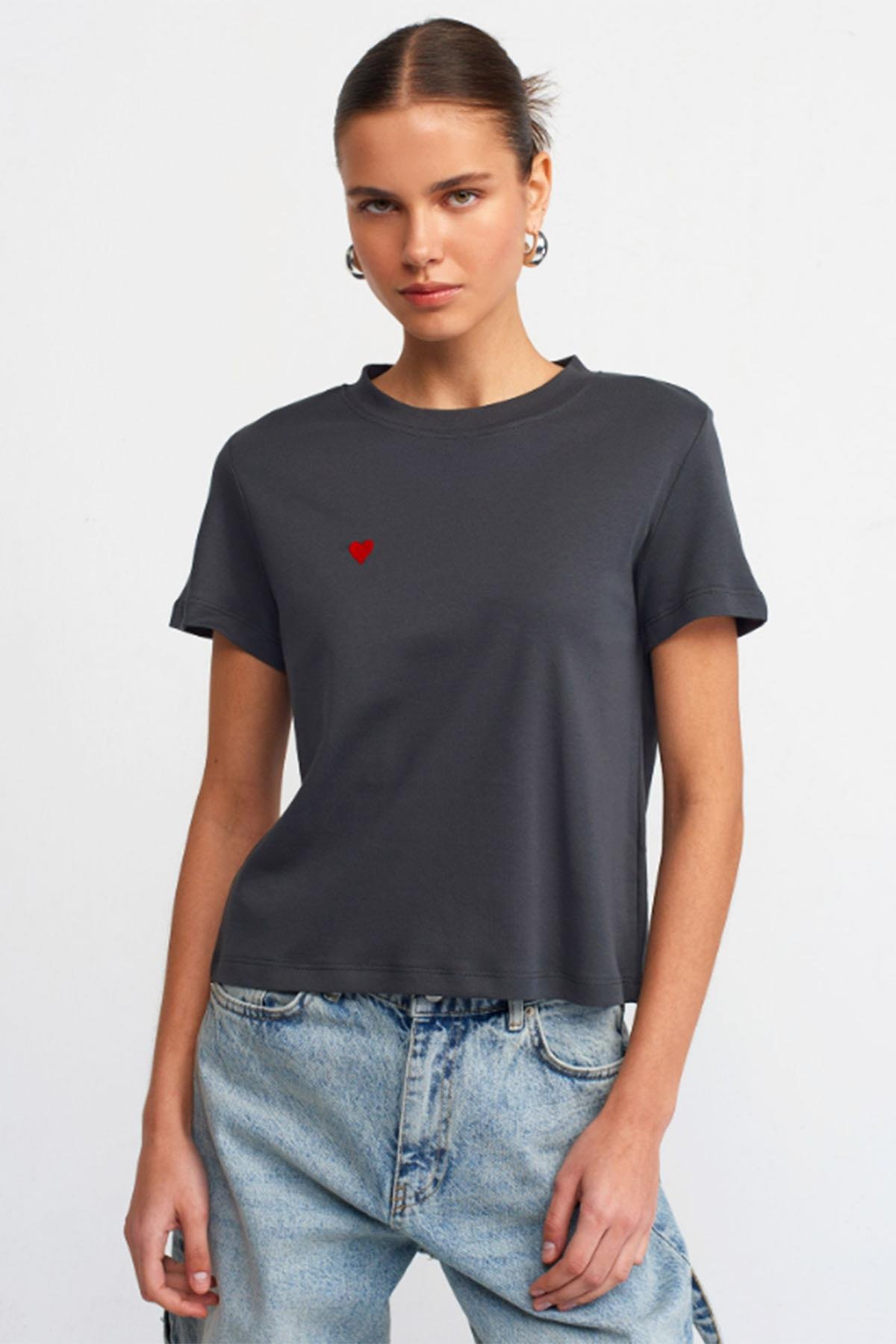 Kadın Kalp Nakışlı Bisiklet Yaka Pamuklu Tshirt - ANTRESİT