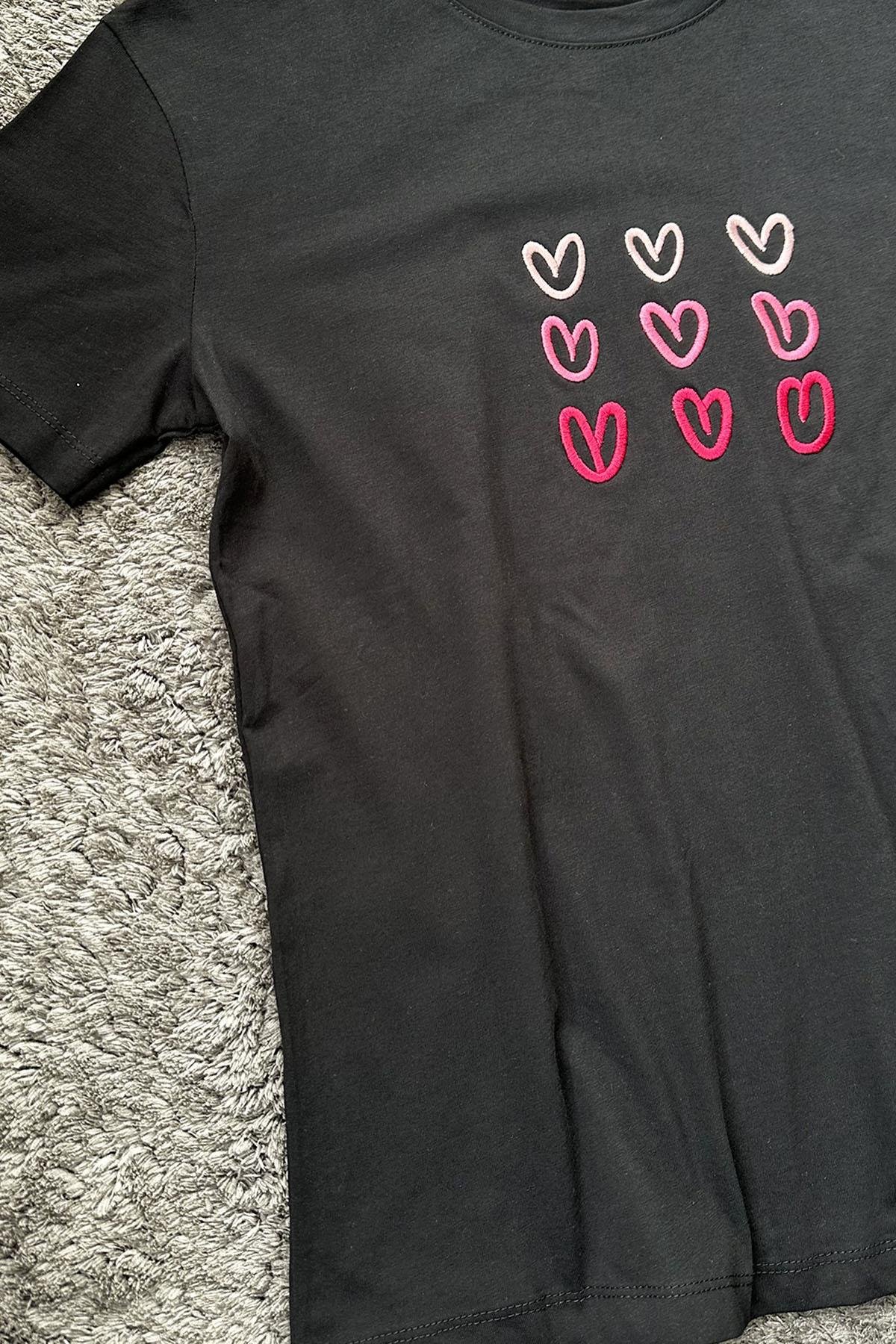 Kadın Kalp Nakışlı Tshirt - SİYAH