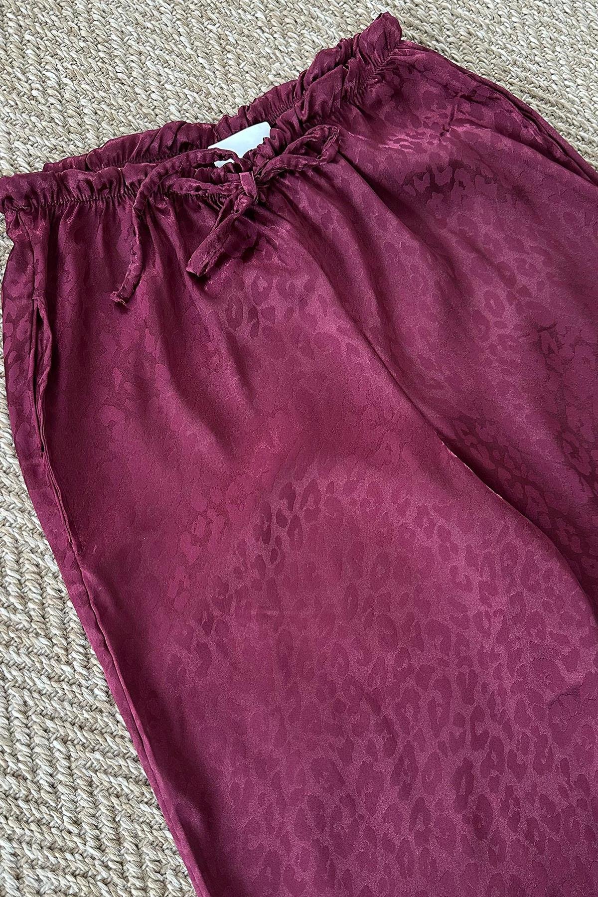 Kadın Leopar Desenli Bol Paça Saten Pantolon - BORDO