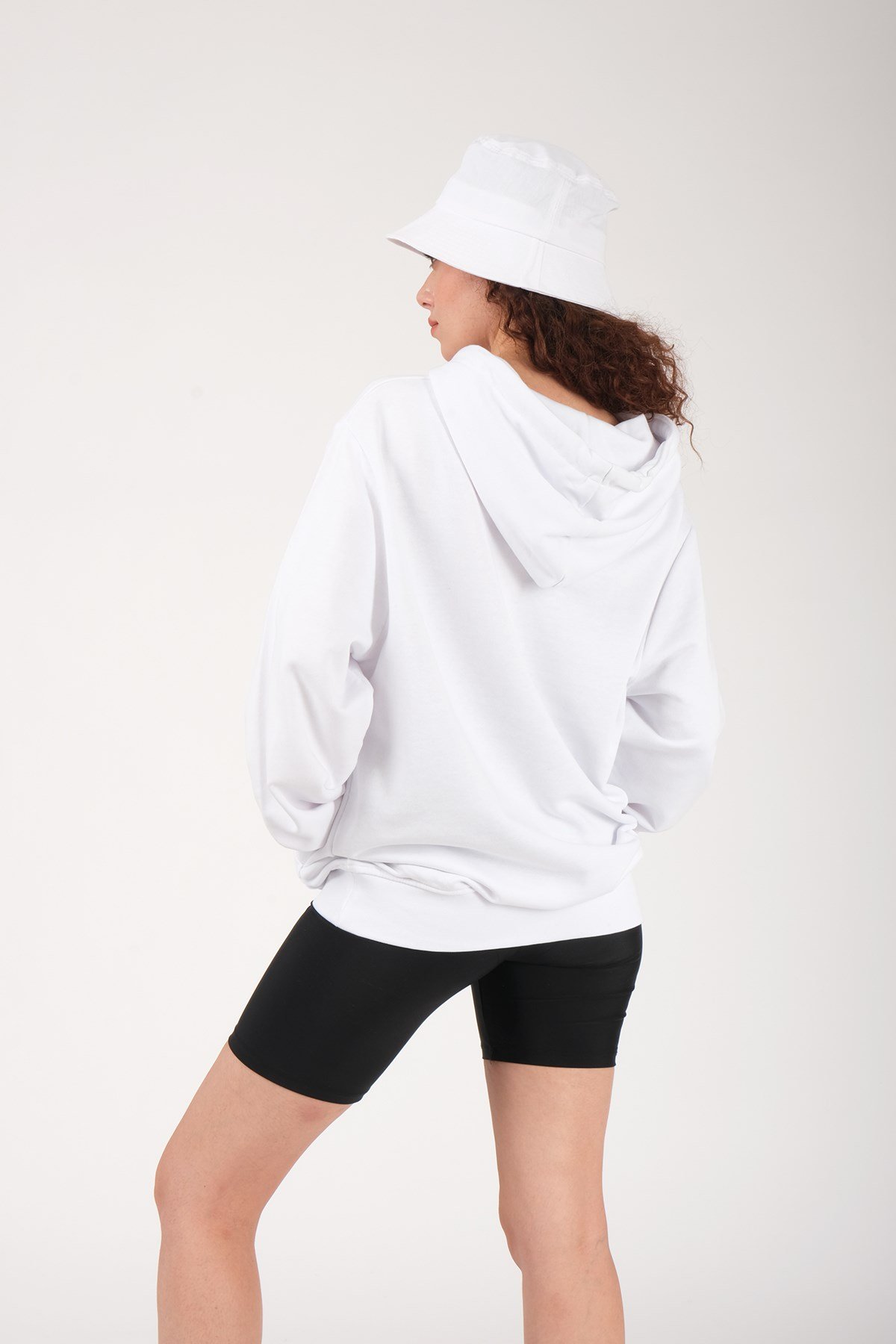 KADIN OTURAN KIZ BASKILI SWEATSHIRT