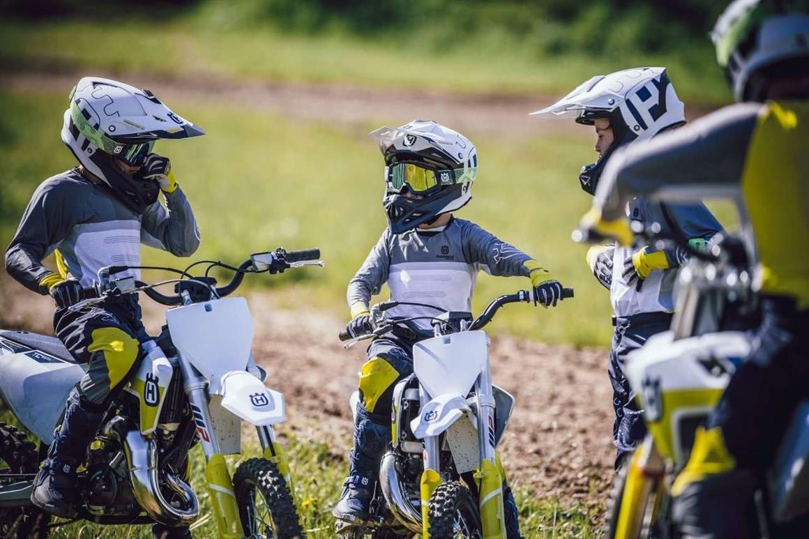 HUSQVARNA ITRACK RAILED ÇOCUK ELDİVEN