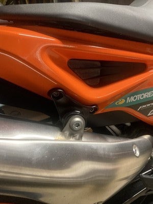 NICECNC KTM DUKE 790/890 EGZOZ BAĞLANTI BRAKETİ 20-23