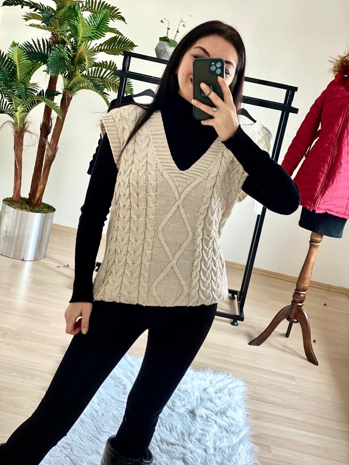 Bej Örme Detaylı Süveter