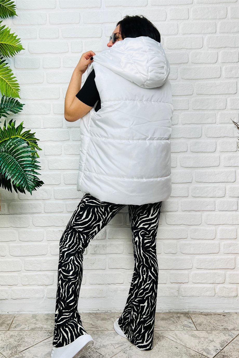 Beyaz Kapüşonlu Cepli Oversize Şişme Yelek