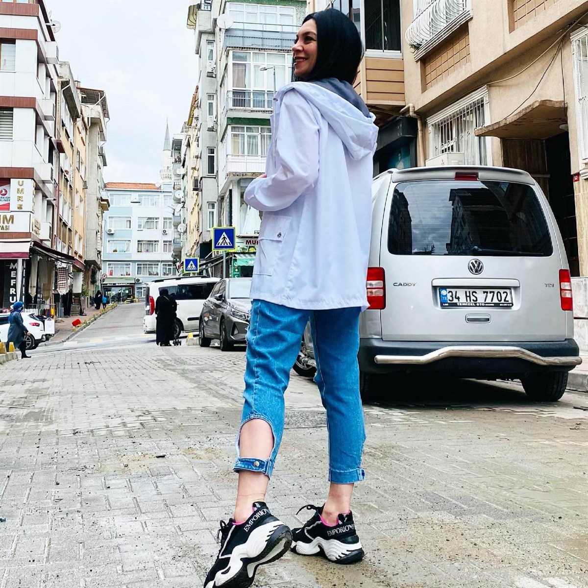 Beyaz Su Geçirmez Kapişonlu ve Cepli Yağmurluk