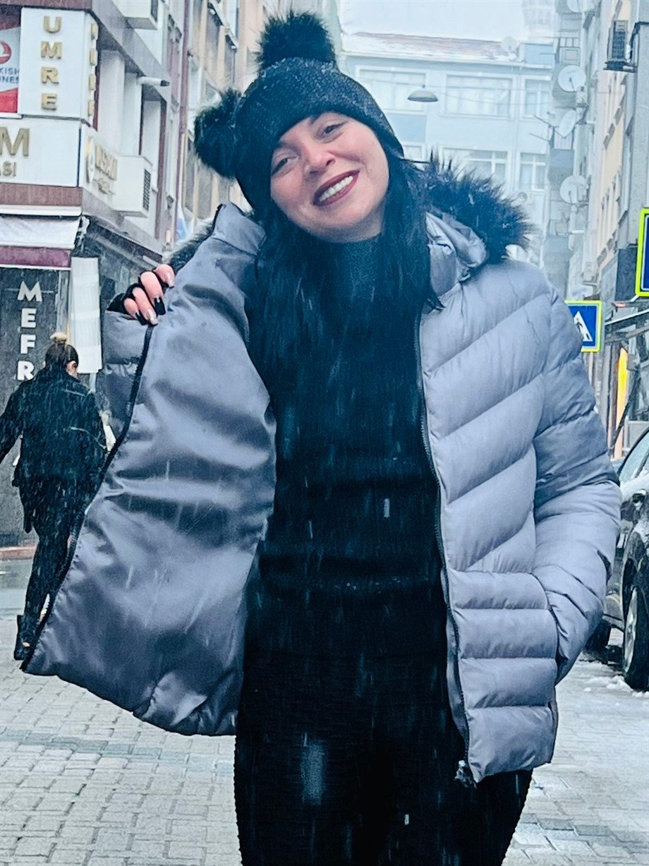 Gri Kapüşonlu Elyafı Dolgun İçi Astarlı Cep Fermuar Kapamalı Şişme Mont