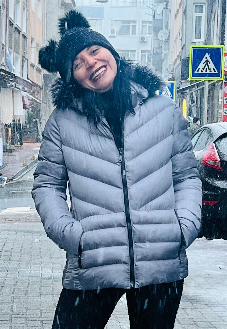 Gri Kapüşonlu Elyafı Dolgun İçi Astarlı Cep Fermuar Kapamalı Şişme Mont