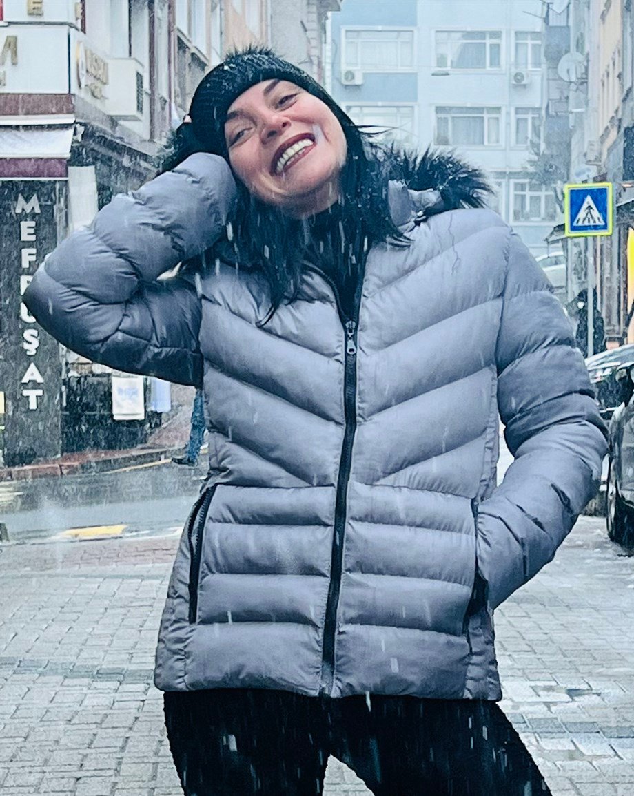 Gri Kapüşonlu Elyafı Dolgun İçi Astarlı Cep Fermuar Kapamalı Şişme Mont
